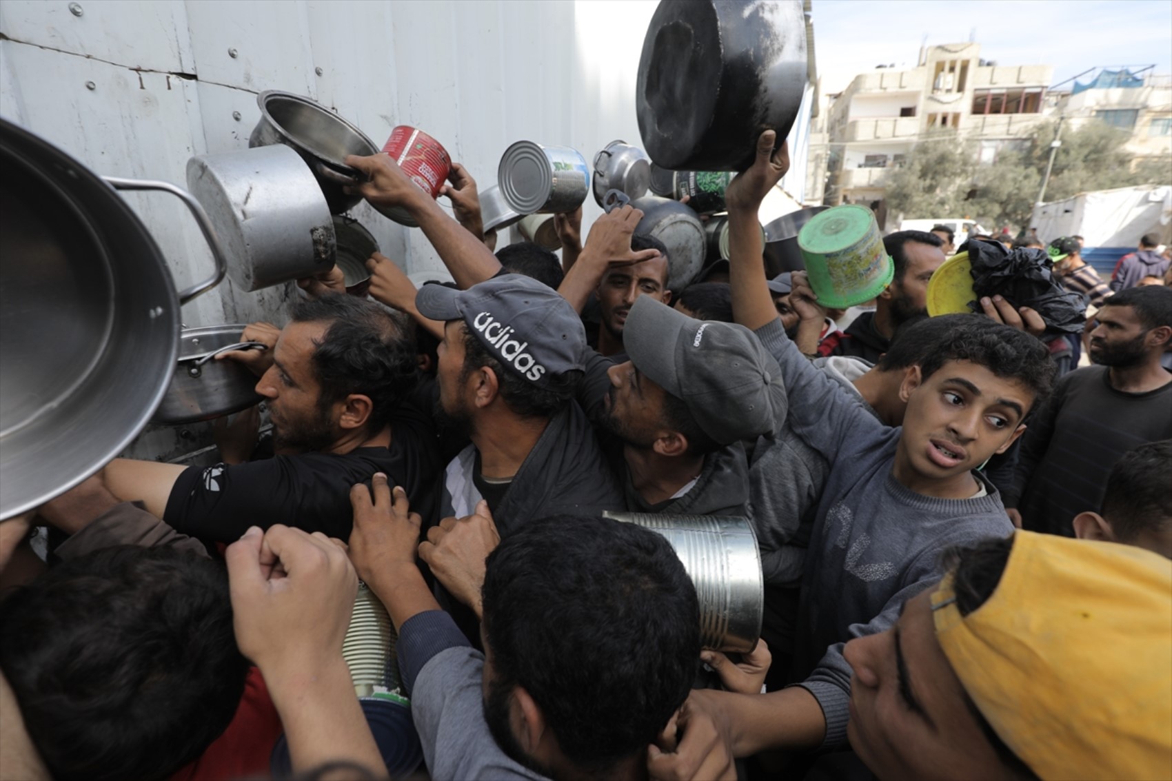 Guerra e embargo a Gaza: distribuito cibo ai palestinesi sfollati