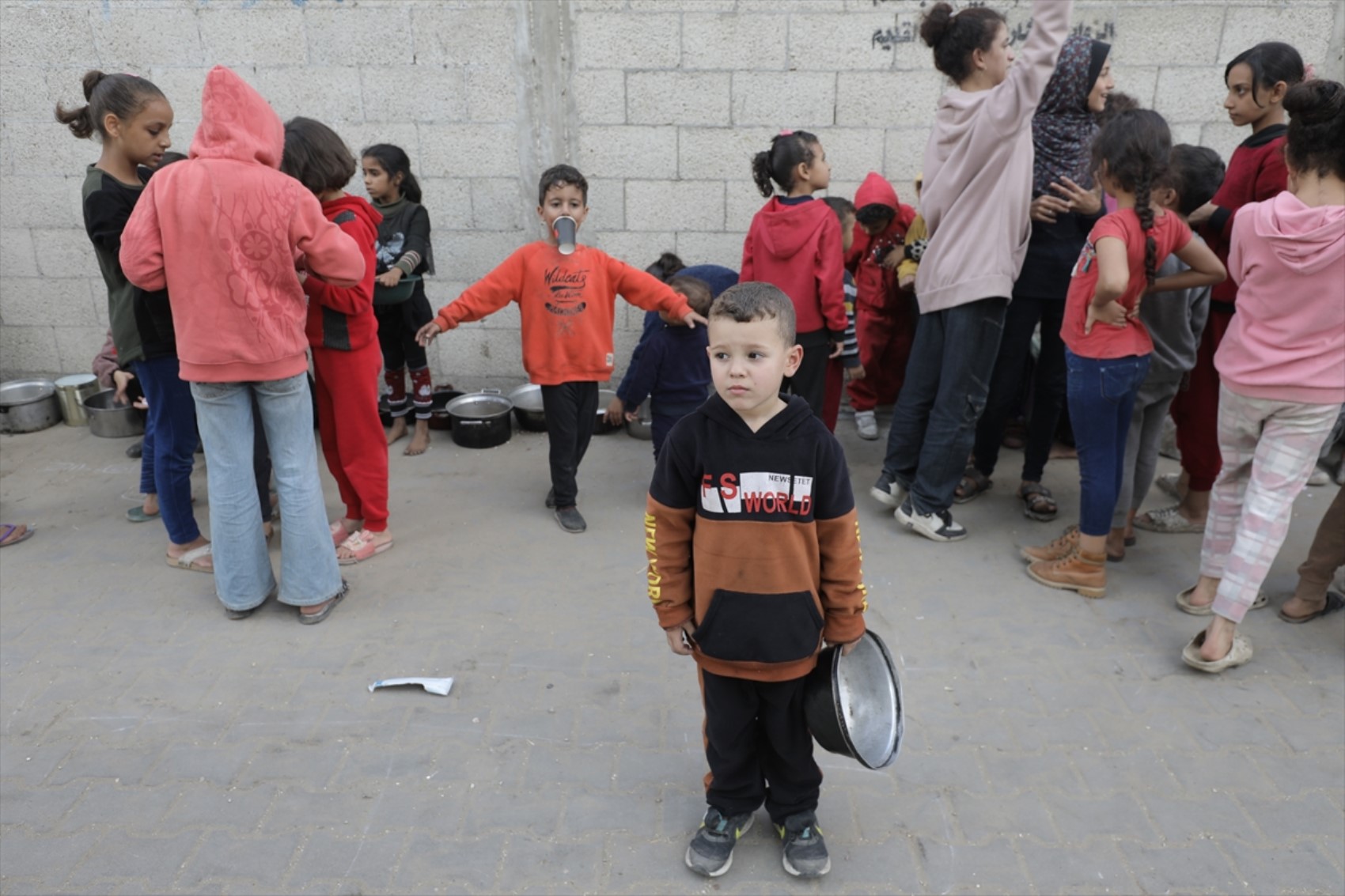 Guerra e embargo a Gaza: distribuito cibo ai palestinesi sfollati