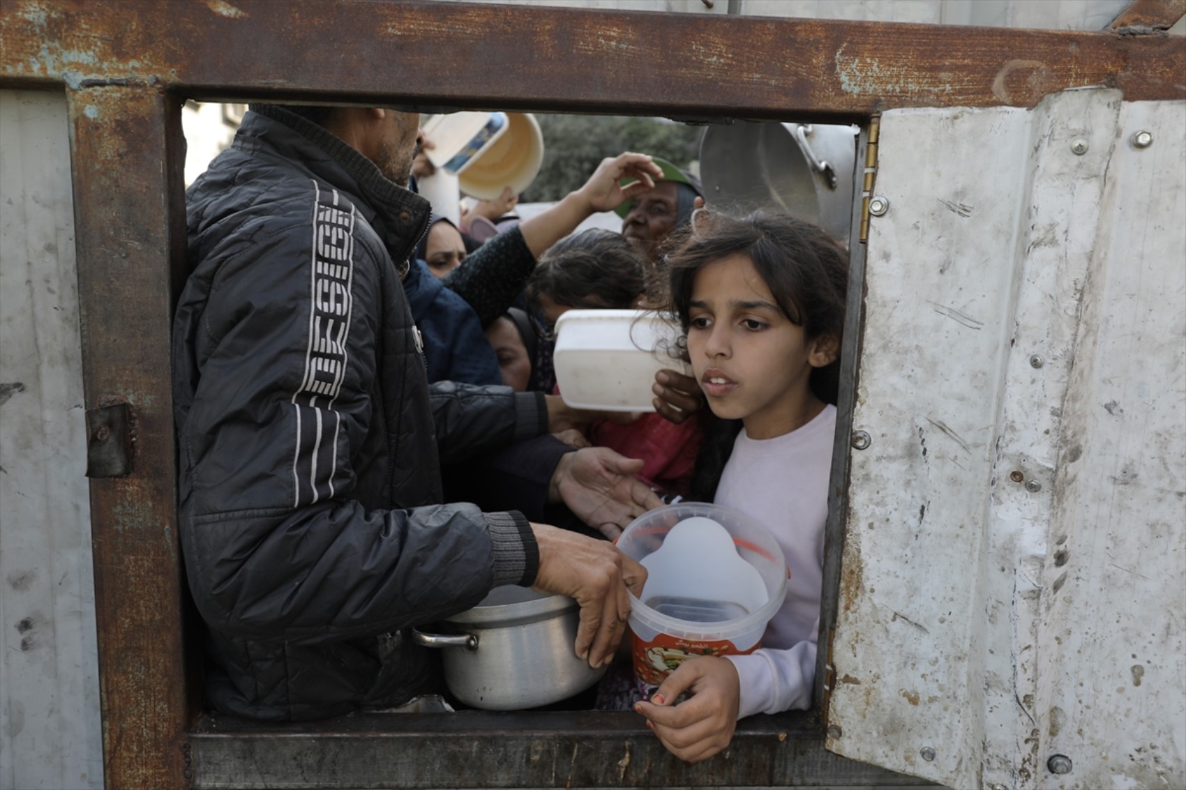 Guerra e embargo a Gaza: distribuito cibo ai palestinesi sfollati
