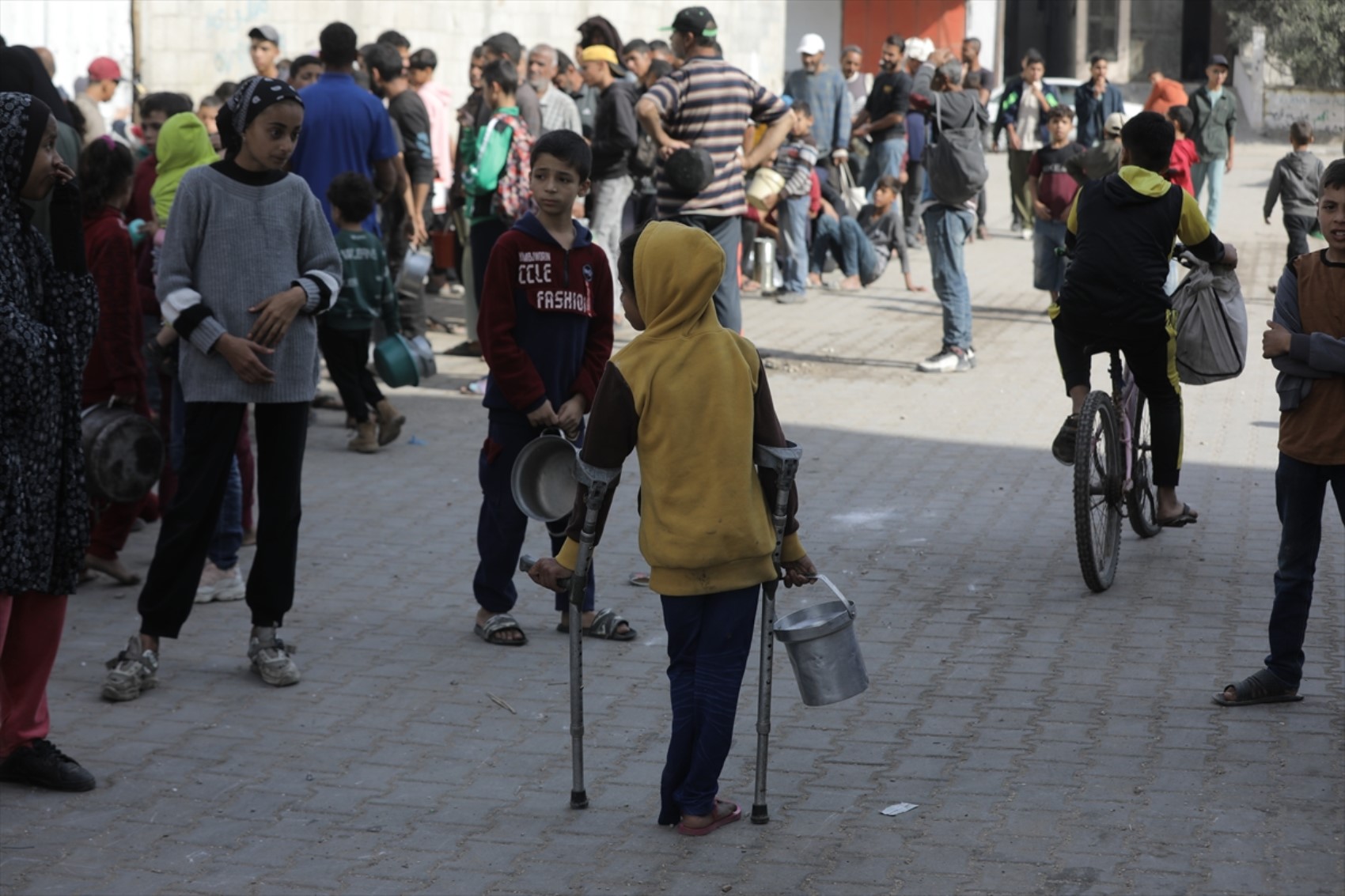 Guerra e embargo a Gaza: distribuito cibo ai palestinesi sfollati