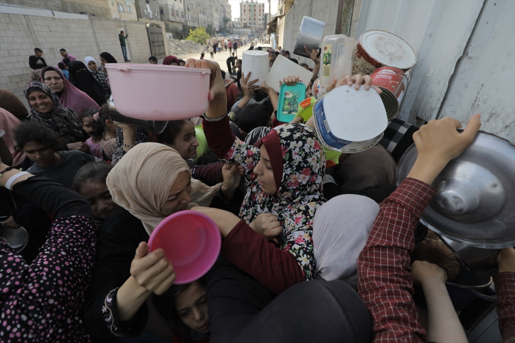 Guerra e embargo a Gaza: distribuito cibo ai palestinesi sfollati