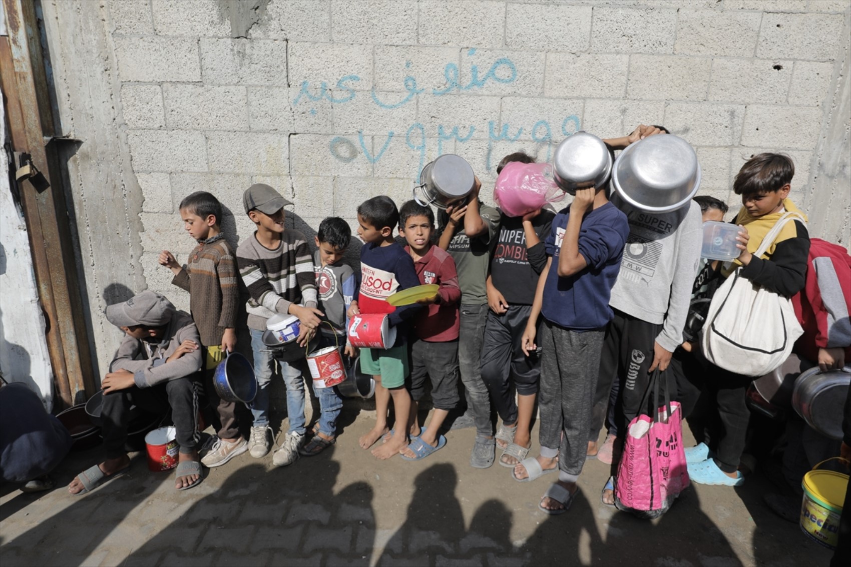 Guerra e embargo a Gaza: distribuito cibo ai palestinesi sfollati