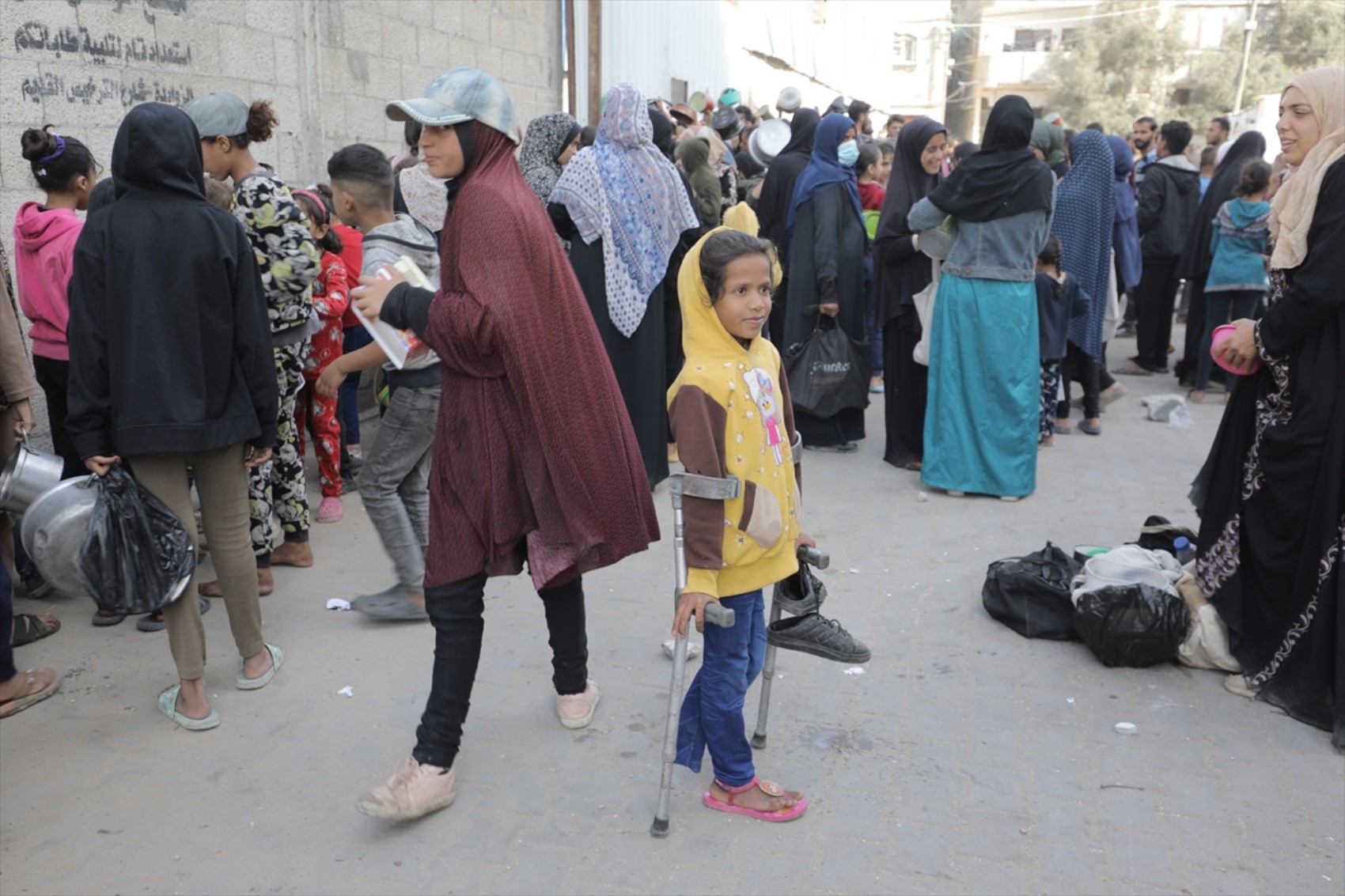 Guerra e embargo a Gaza: distribuito cibo ai palestinesi sfollati