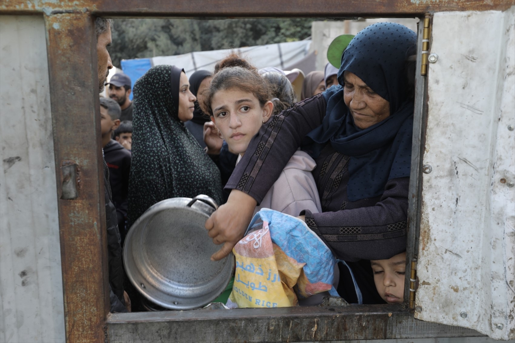 Guerra e embargo a Gaza: distribuito cibo ai palestinesi sfollati