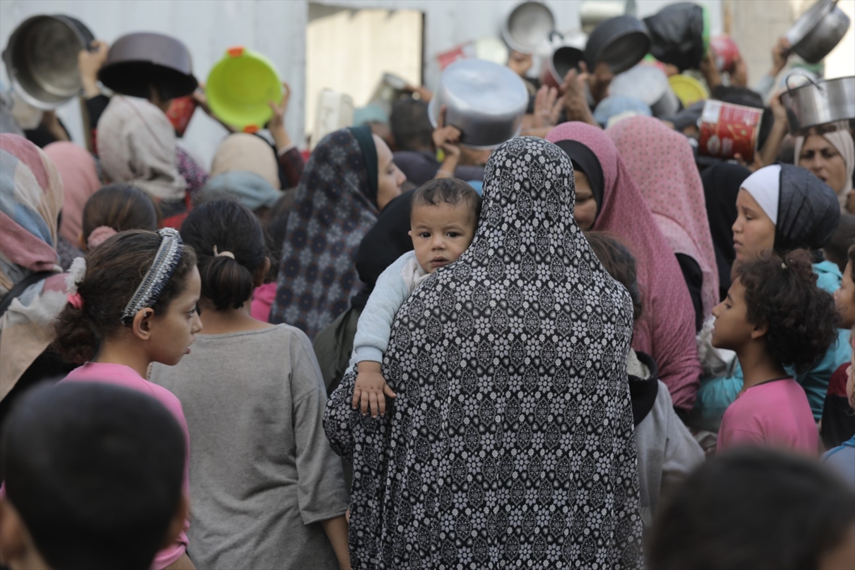 Guerra e embargo a Gaza: distribuito cibo ai palestinesi sfollati