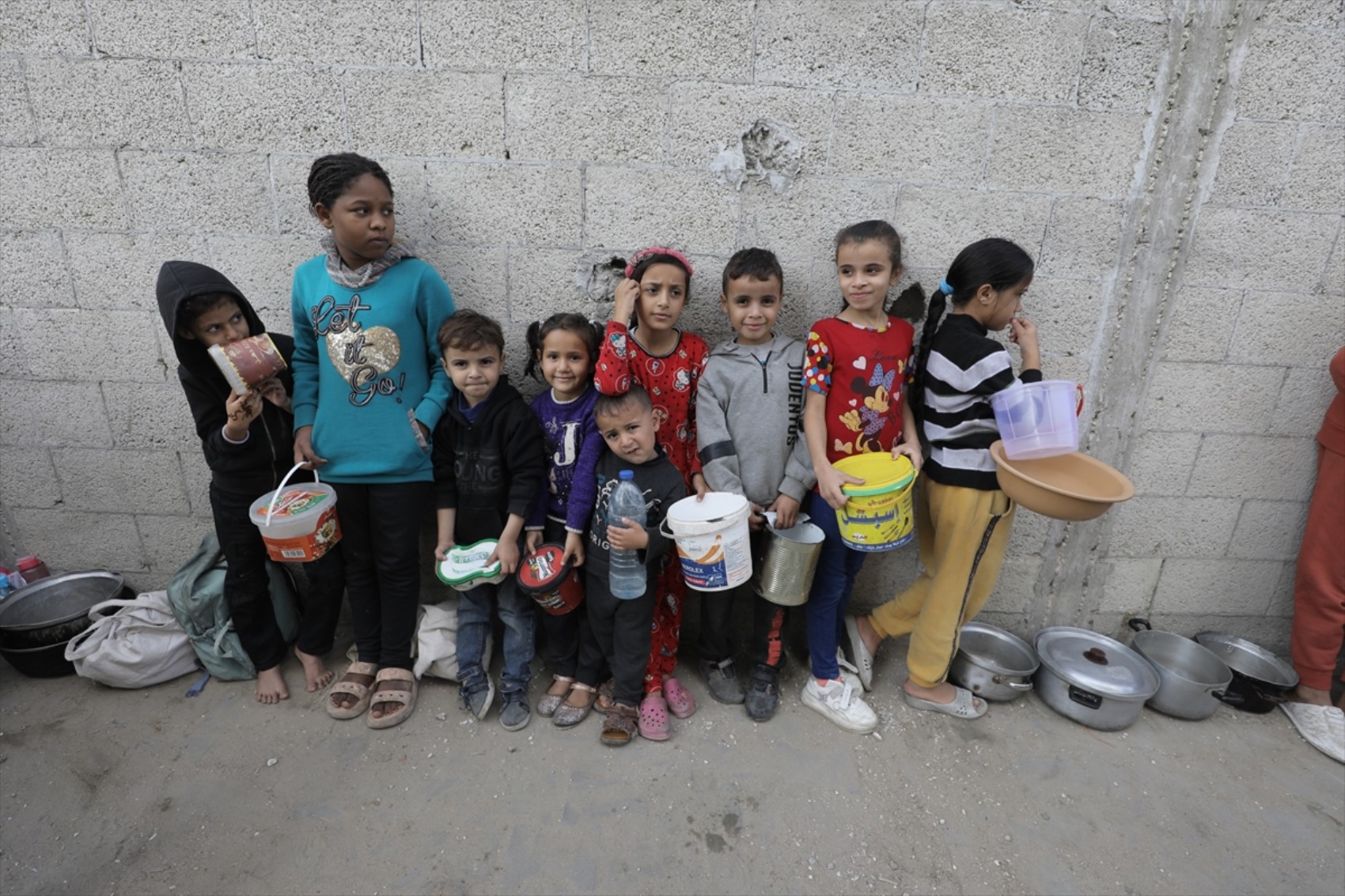 Guerra e embargo a Gaza: distribuito cibo ai palestinesi sfollati