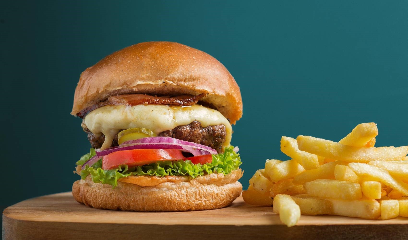 Aumenta il numero di persone colpite da malessere a causa degli hamburger negli Stati Uniti!