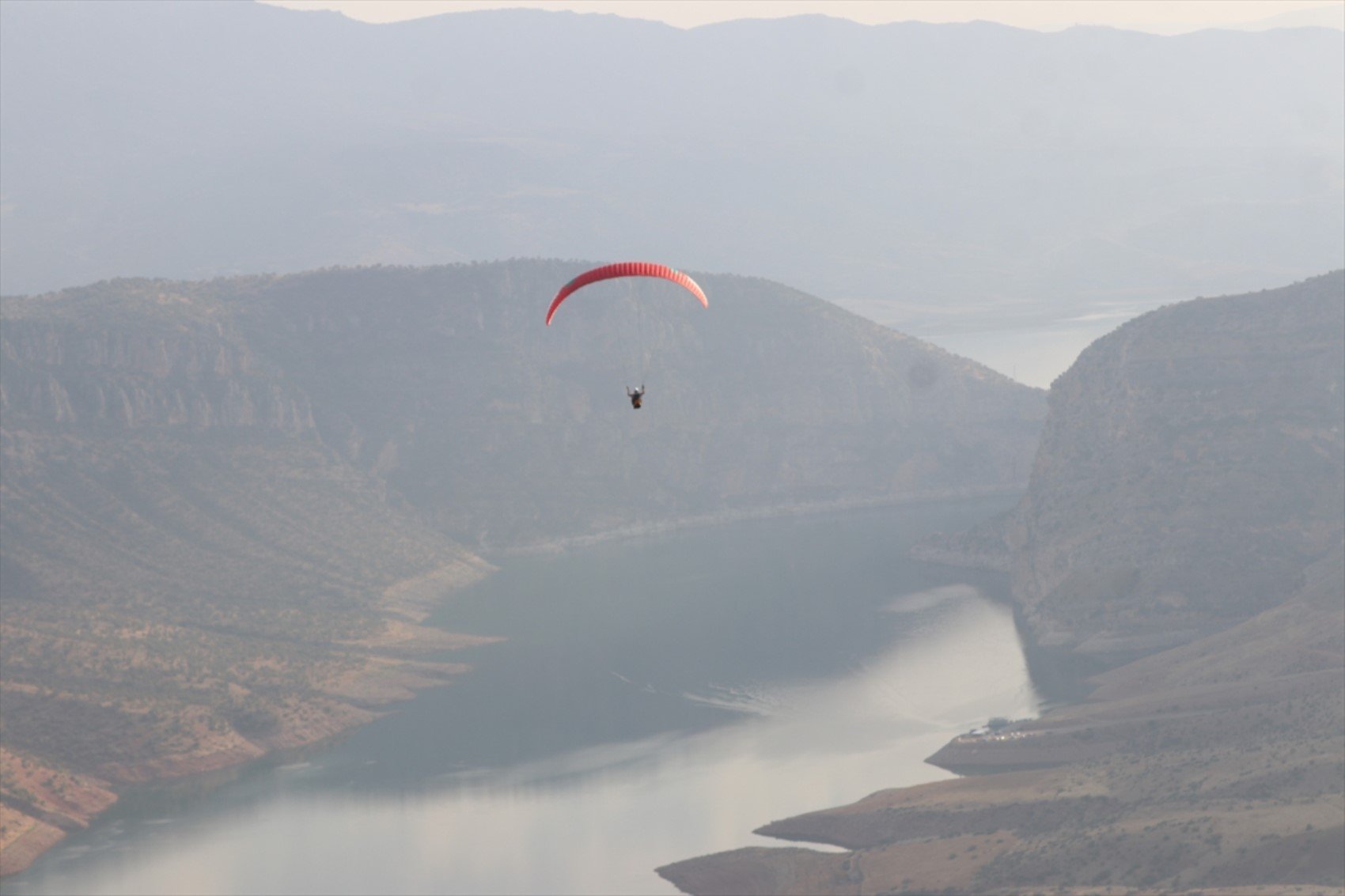 Yamaç paraşütü tutkunları Botan Vadisi Milli Parkı'nın güzellikleri eşliğinde uçuş deneyimi yaşıyor