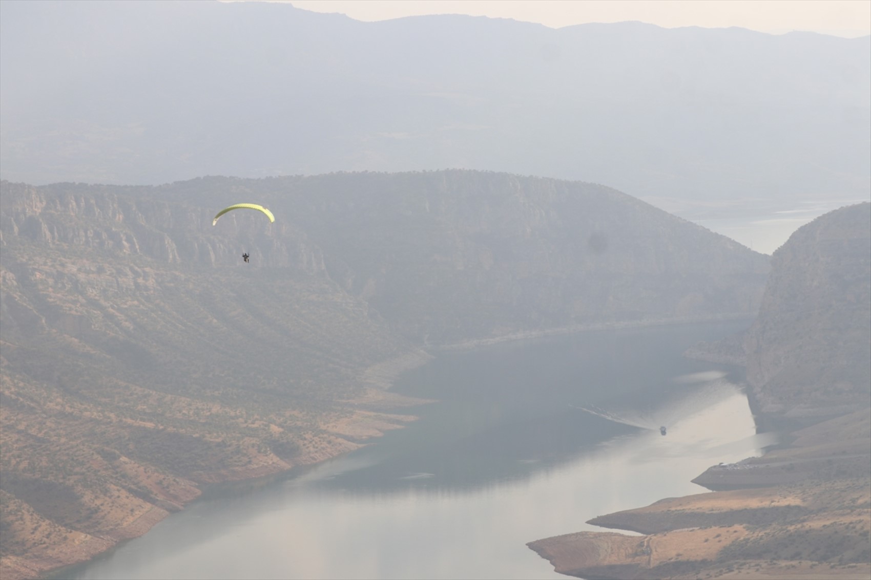 Yamaç paraşütü tutkunları Botan Vadisi Milli Parkı'nın güzellikleri eşliğinde uçuş deneyimi yaşıyor