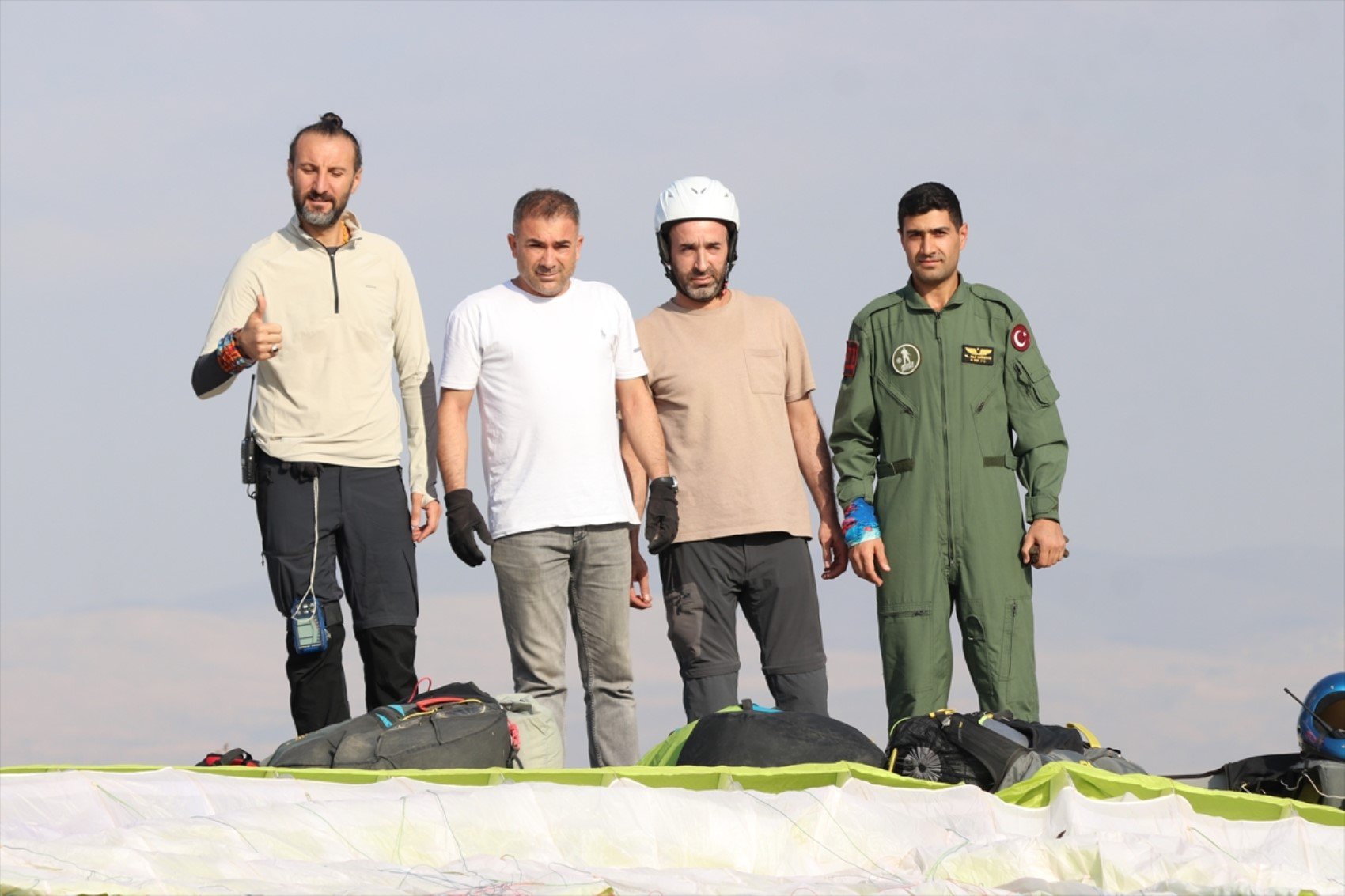 Yamaç paraşütü tutkunları Botan Vadisi Milli Parkı'nın güzellikleri eşliğinde uçuş deneyimi yaşıyor