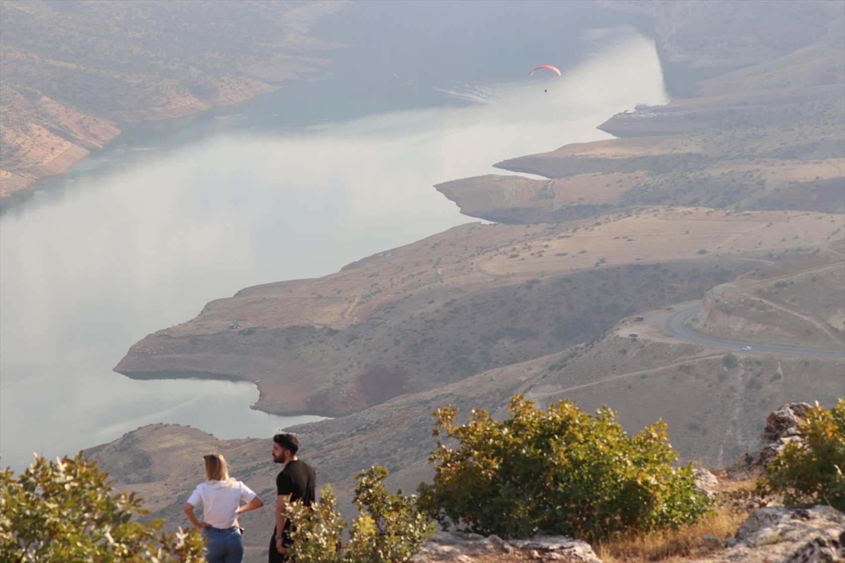 Yamaç paraşütü tutkunları Botan Vadisi Milli Parkı'nın güzellikleri eşliğinde uçuş deneyimi yaşıyor