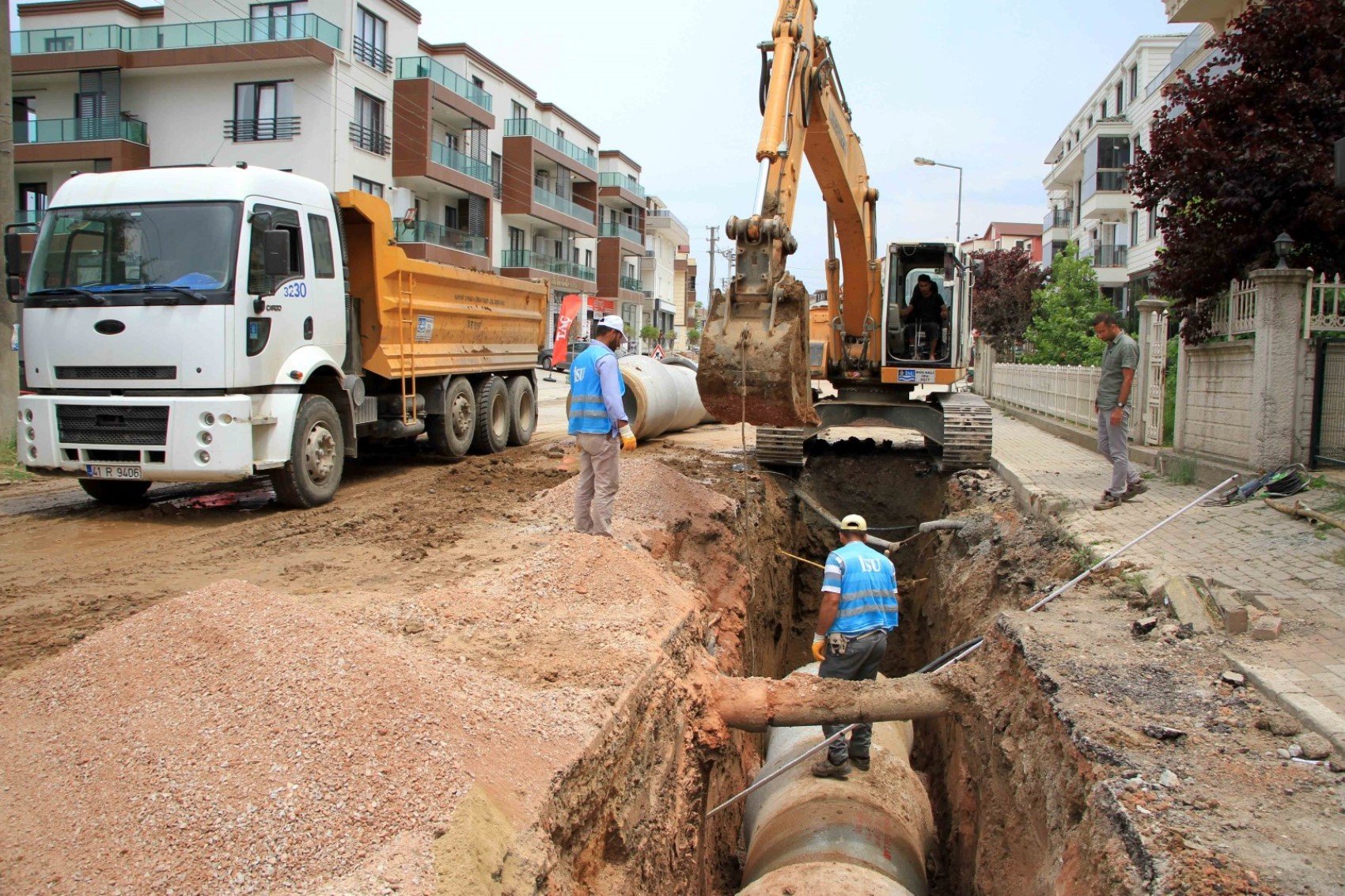 Bursa'da toprak altında kalan işçi kurtarıldı