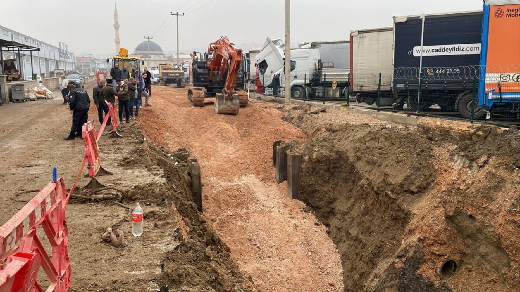 Bursa'da toprak altında kalan işçi kurtarıldı