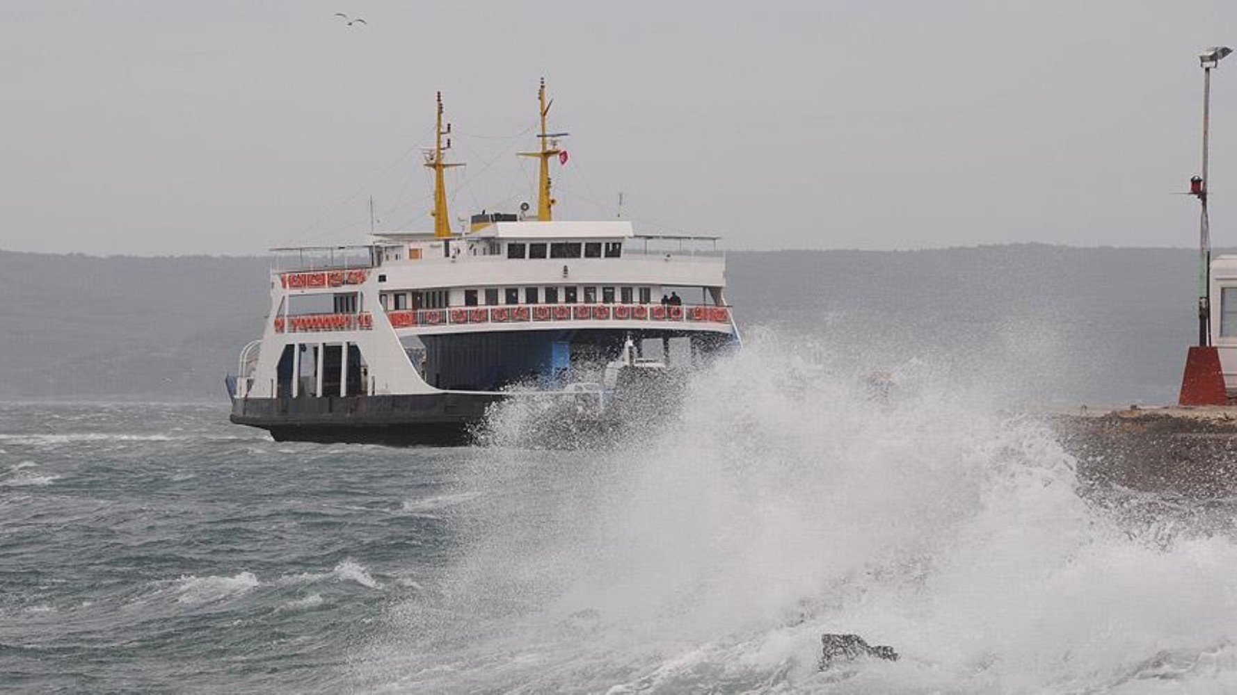 Meteoroloji'den fırtına uyarısı: Feribot seferleri iptal edildi