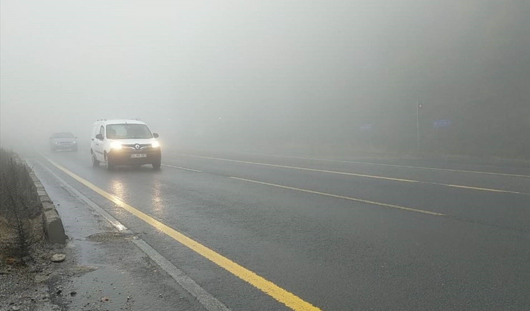 Bolu Dağı'nda etkili olan sis ve sağanak ulaşımı olumsuz yönde etkiledi