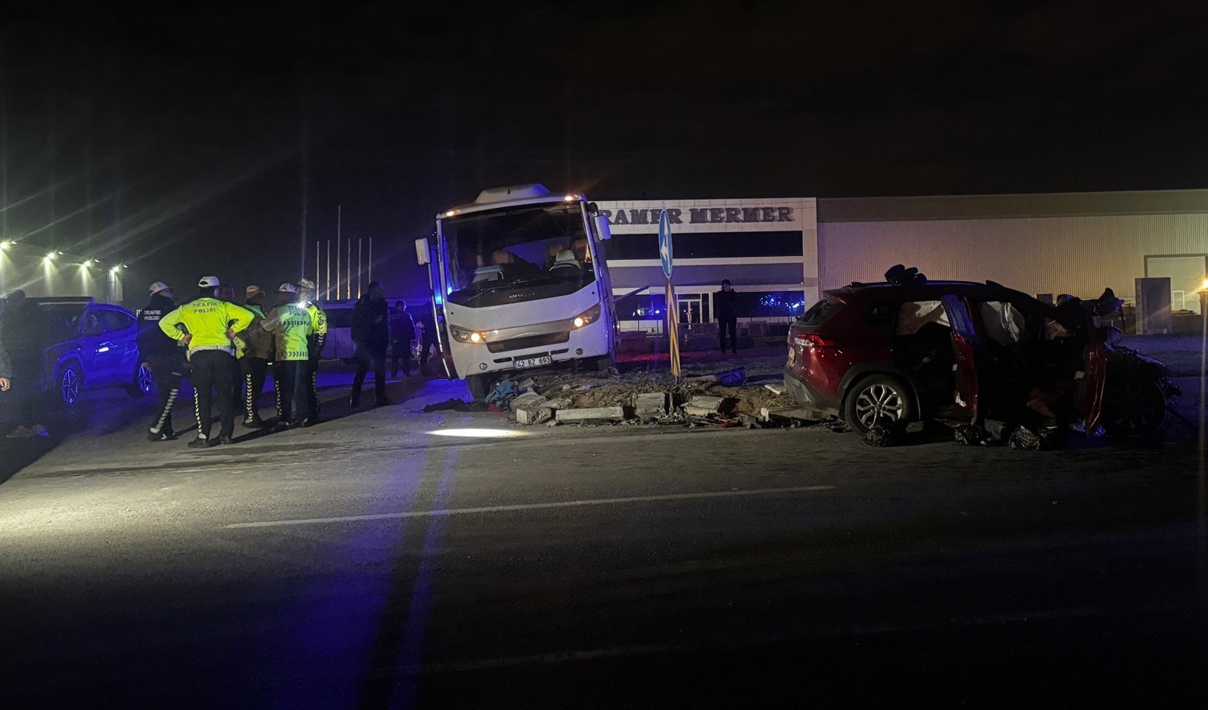 Polis minibüsü ile otomobil çarpıştı