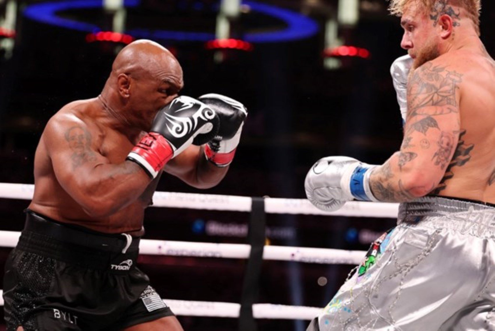 Dünya bunu konuşuyor! Maçın ardından Jake Paul'un Mike Tyson'a yaptığı hareket gündem oldu