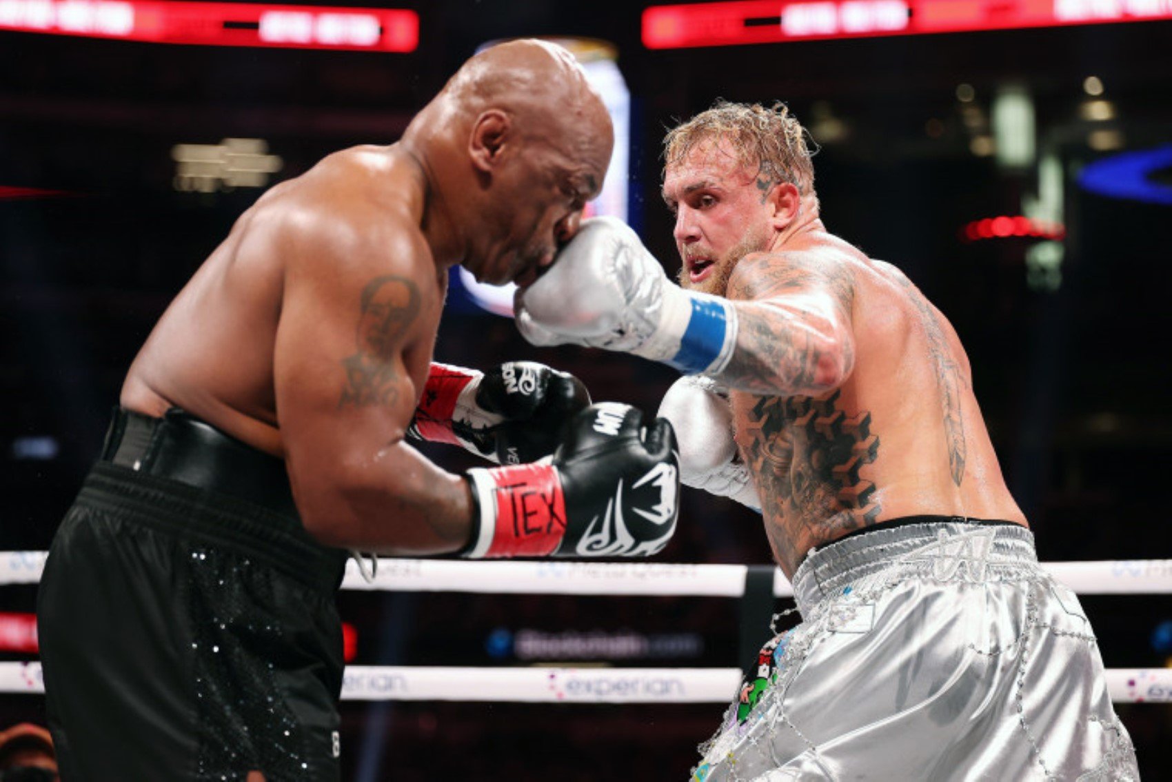 Dünya bunu konuşuyor! Maçın ardından Jake Paul'un Mike Tyson'a yaptığı hareket gündem oldu