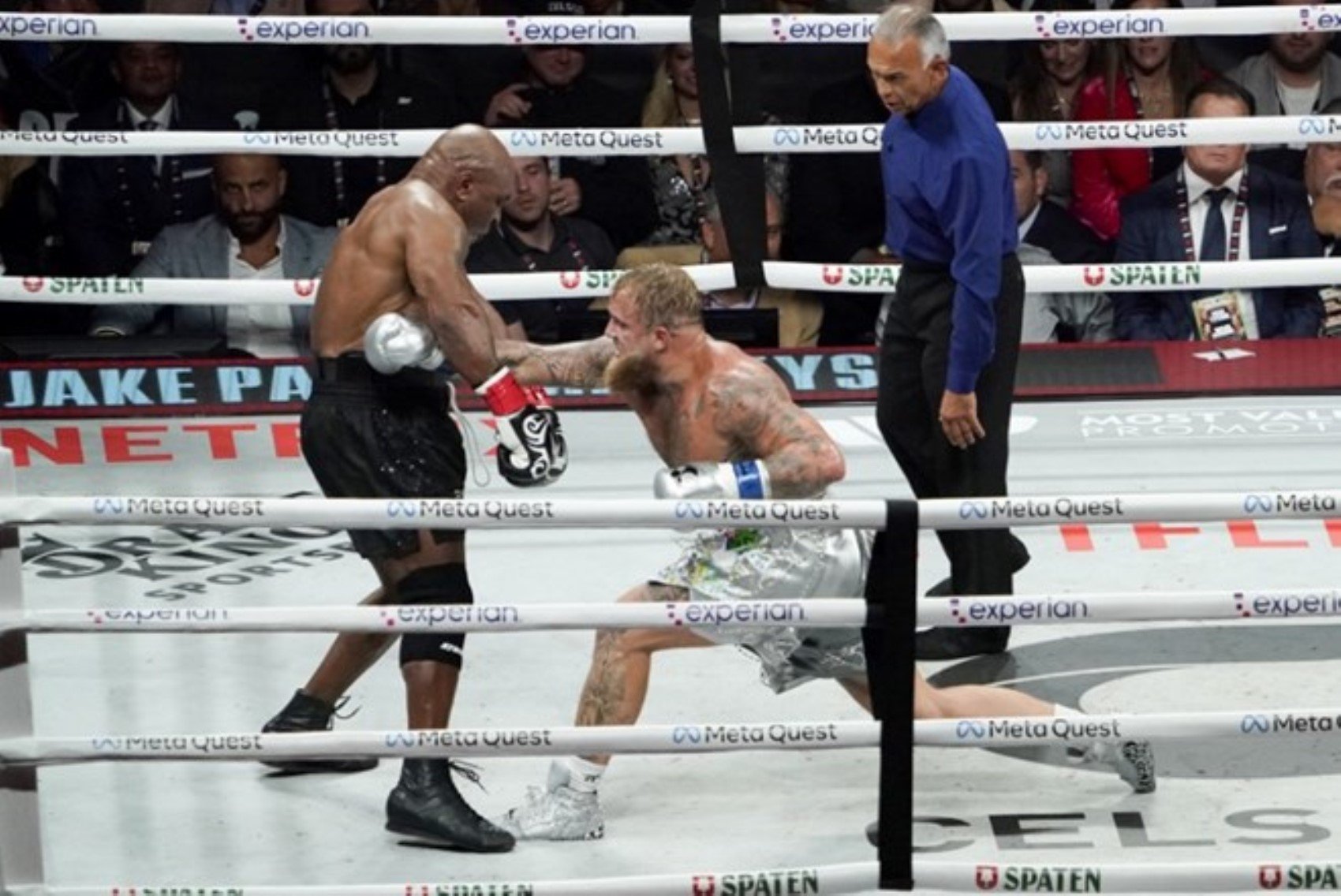 Dünya bunu konuşuyor! Maçın ardından Jake Paul'un Mike Tyson'a yaptığı hareket gündem oldu