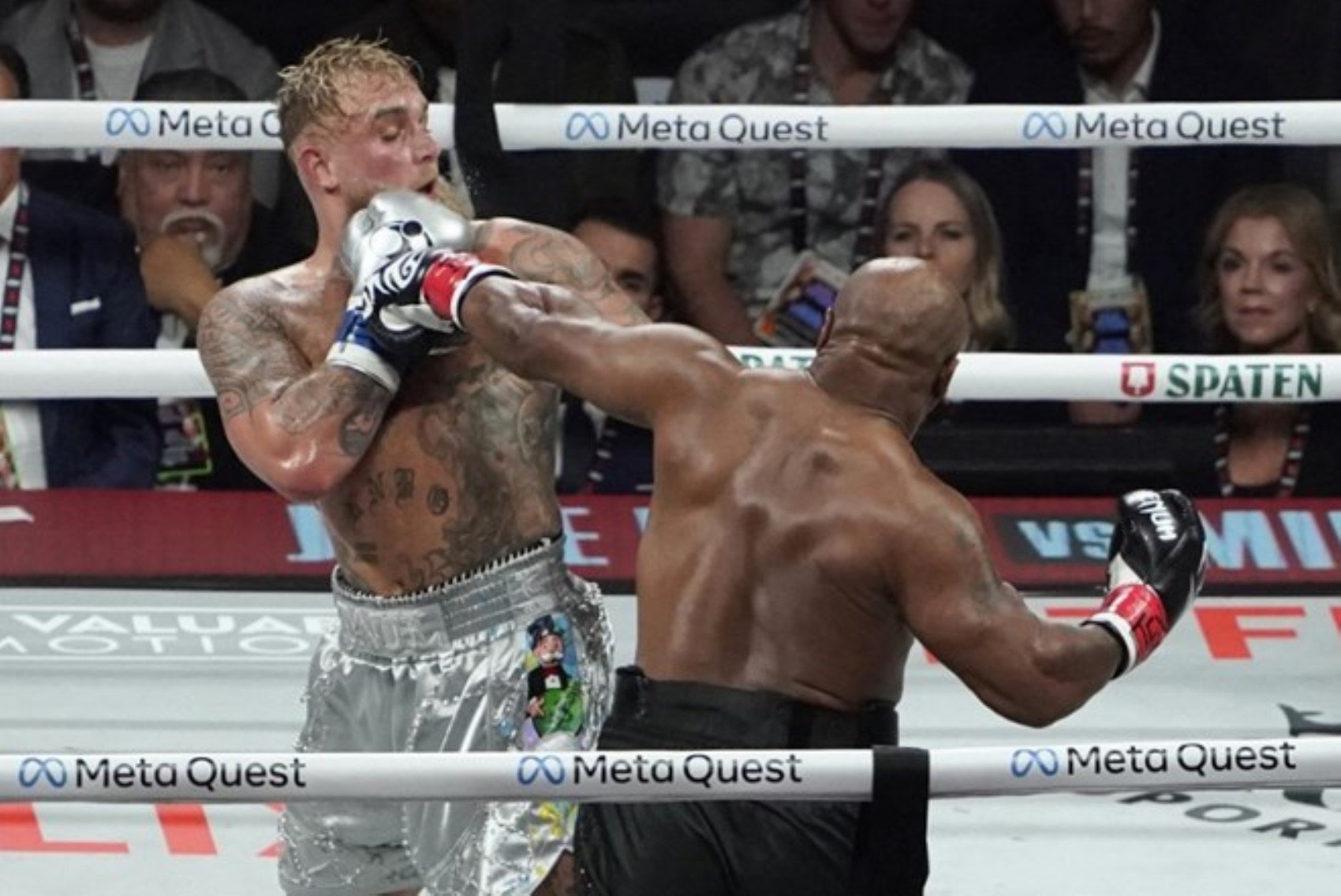 Dünya bunu konuşuyor! Maçın ardından Jake Paul'un Mike Tyson'a yaptığı hareket gündem oldu