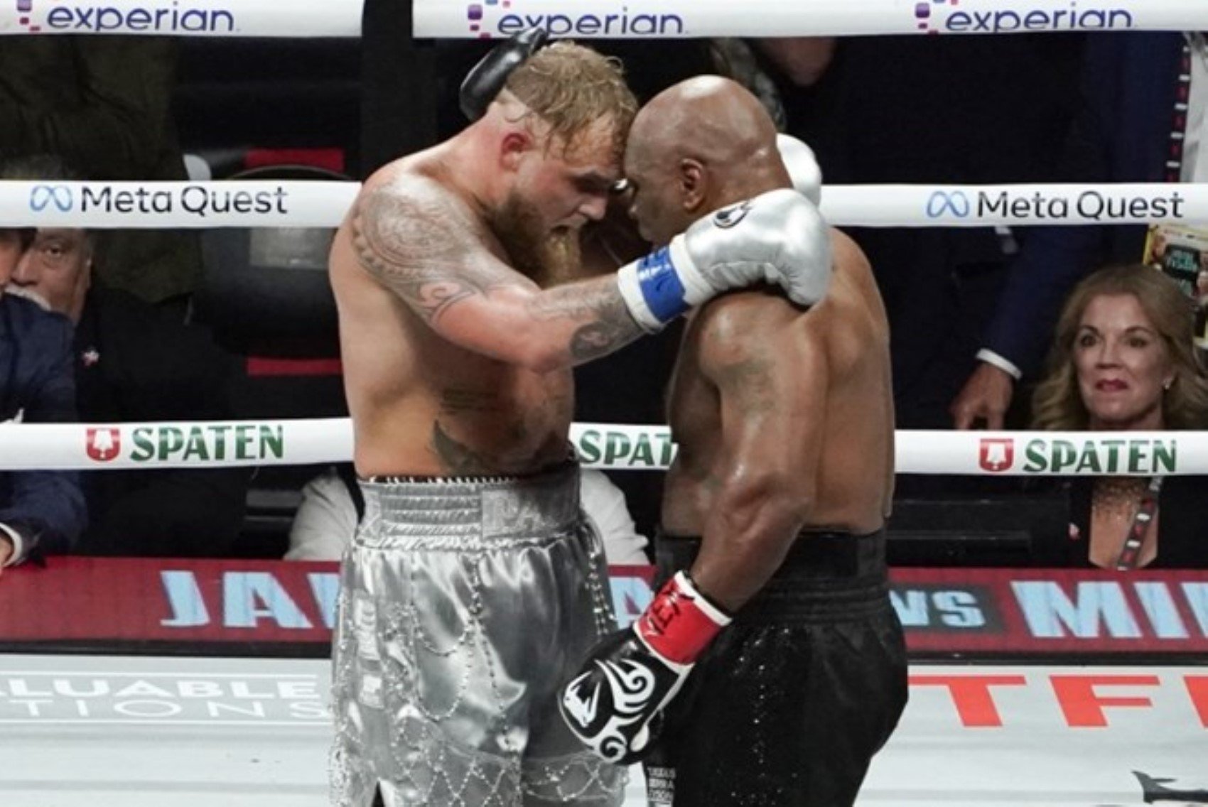 Dünya bunu konuşuyor! Maçın ardından Jake Paul'un Mike Tyson'a yaptığı hareket gündem oldu