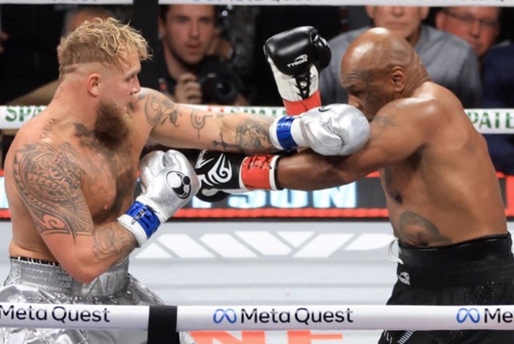 Dünya bunu konuşuyor! Maçın ardından Jake Paul'un Mike Tyson'a yaptığı hareket gündem oldu