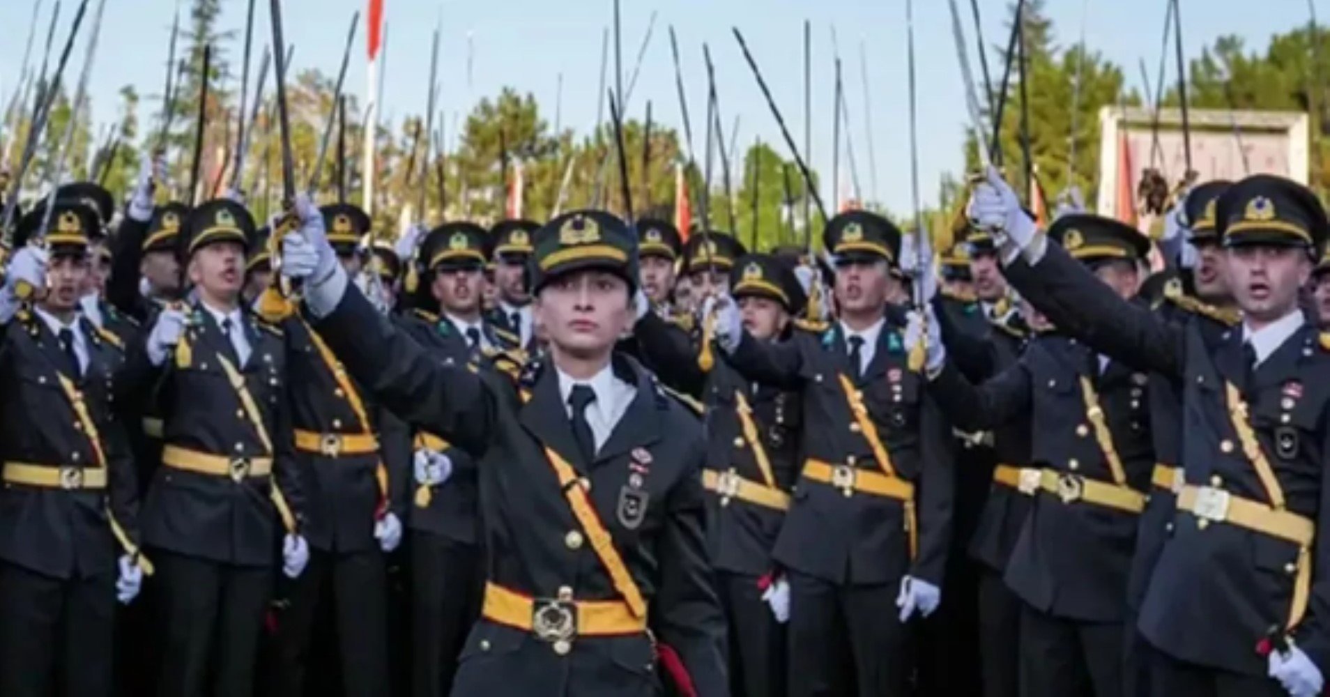 Yeni Şafak yazarı teğmenleri hedef aldı: FETÖ imasında bulundu