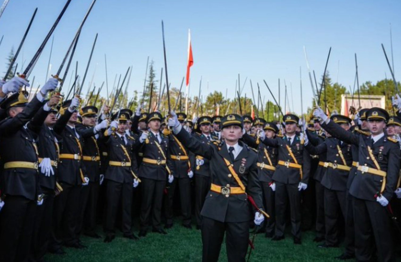 Yeni Şafak yazarı teğmenleri hedef aldı: FETÖ imasında bulundu