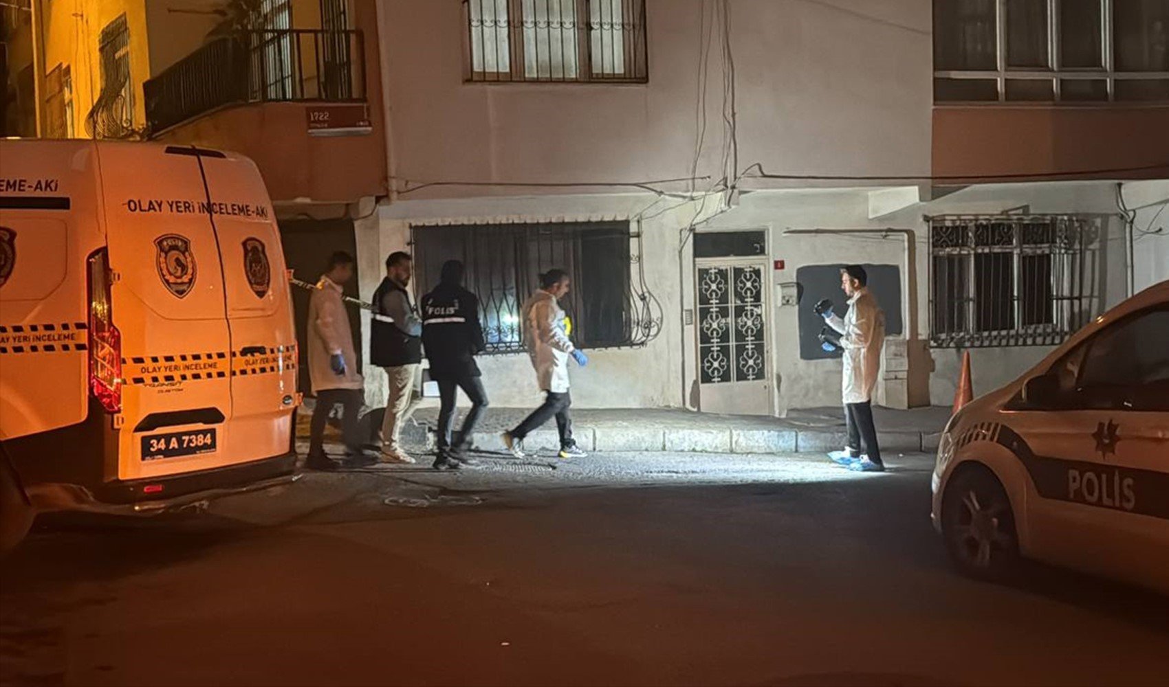 Bağcılar'da polis aracına EYP ve molotofkokteyli atıldı