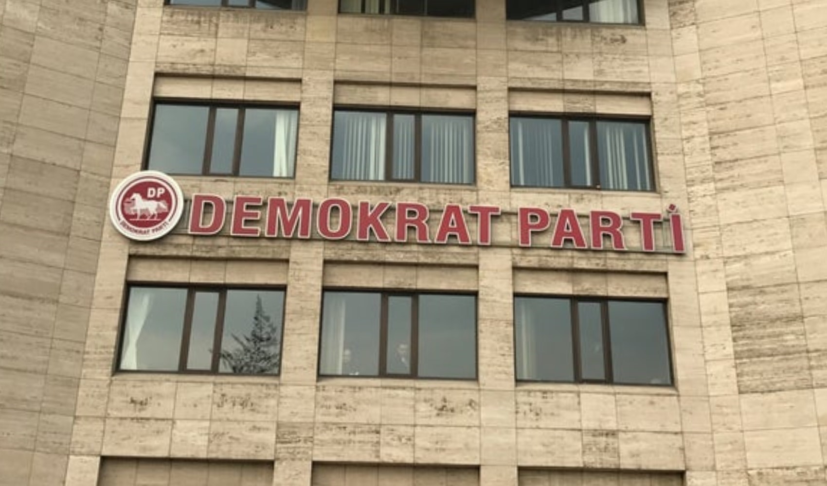 Demokrat Parti'de olaylı kongre: 2 milletvekili istifa edecek!