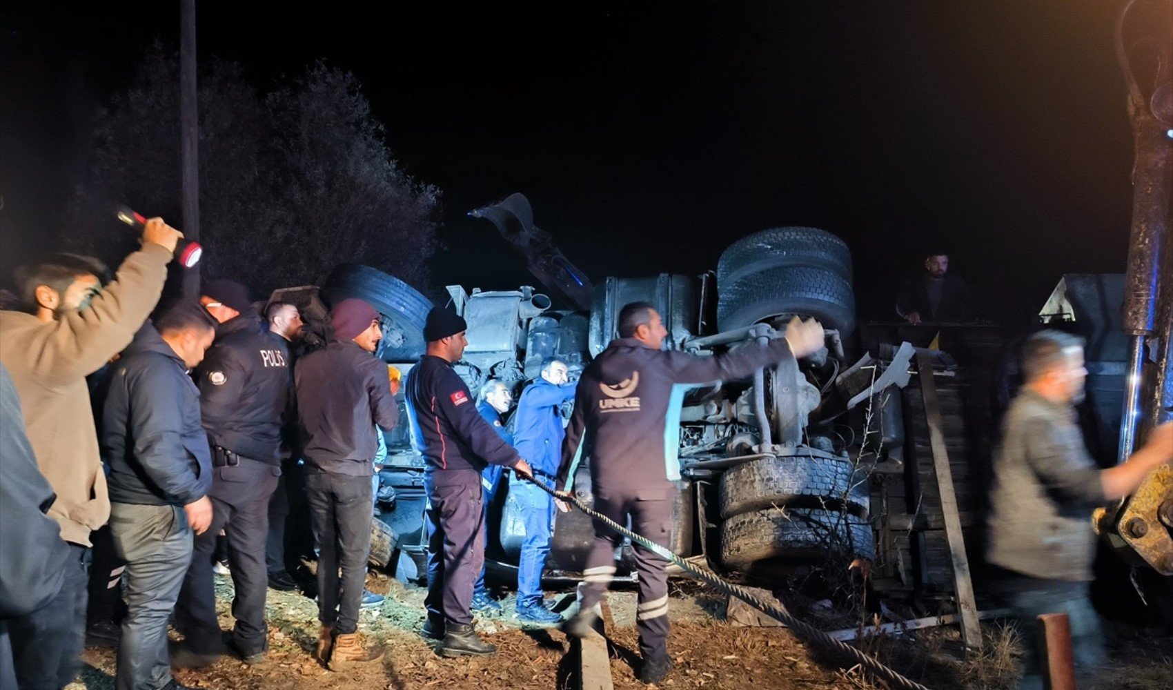 Malatya'da kazaya müdahale eden 2 polis tırın altında kaldı: 1 polis şehit oldu