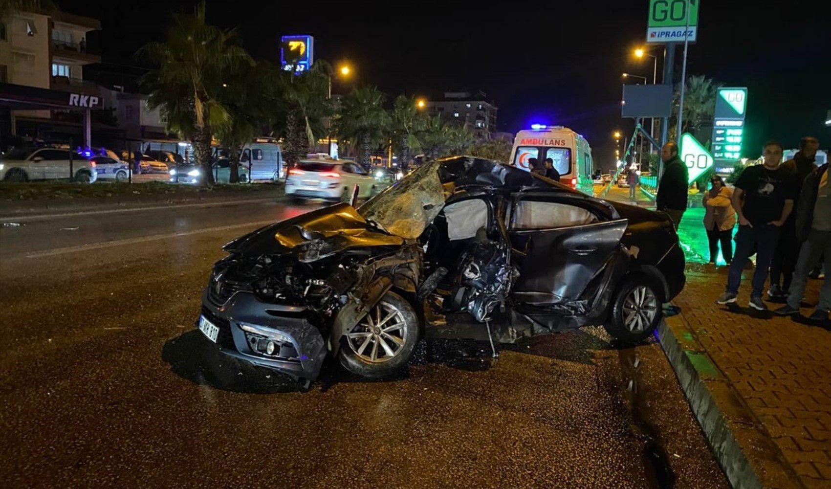 Tur otobüsü ile çarpışan otomobilin sürücüsü hayatını kaybetti