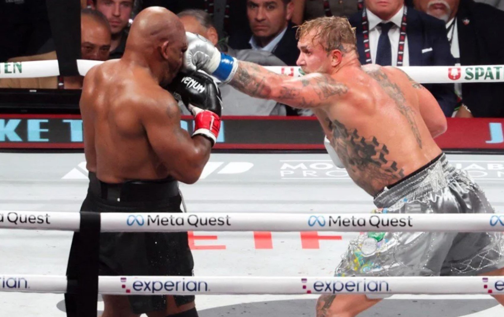 Jake Paul ve Mike Tyson dövüşünde 80 bin kişilik stadyumda rekor hasılat