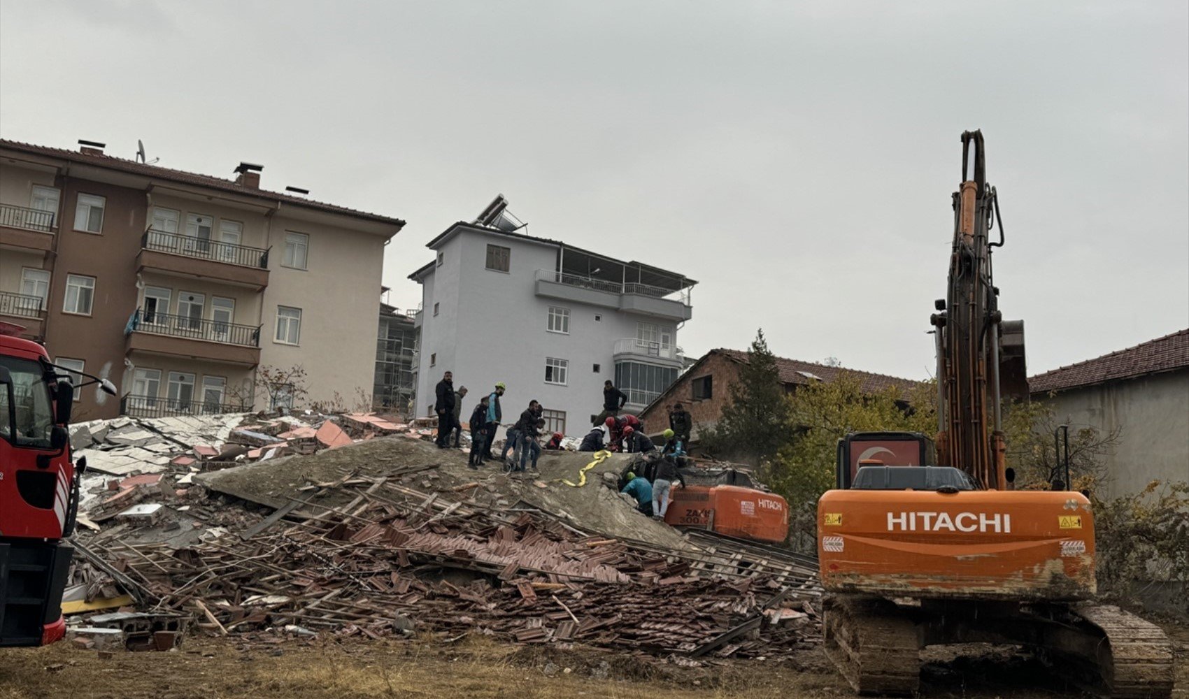 Malatya'da yıkım sırasında göçük: Enkaz altında kalan operatör kurtarıldı