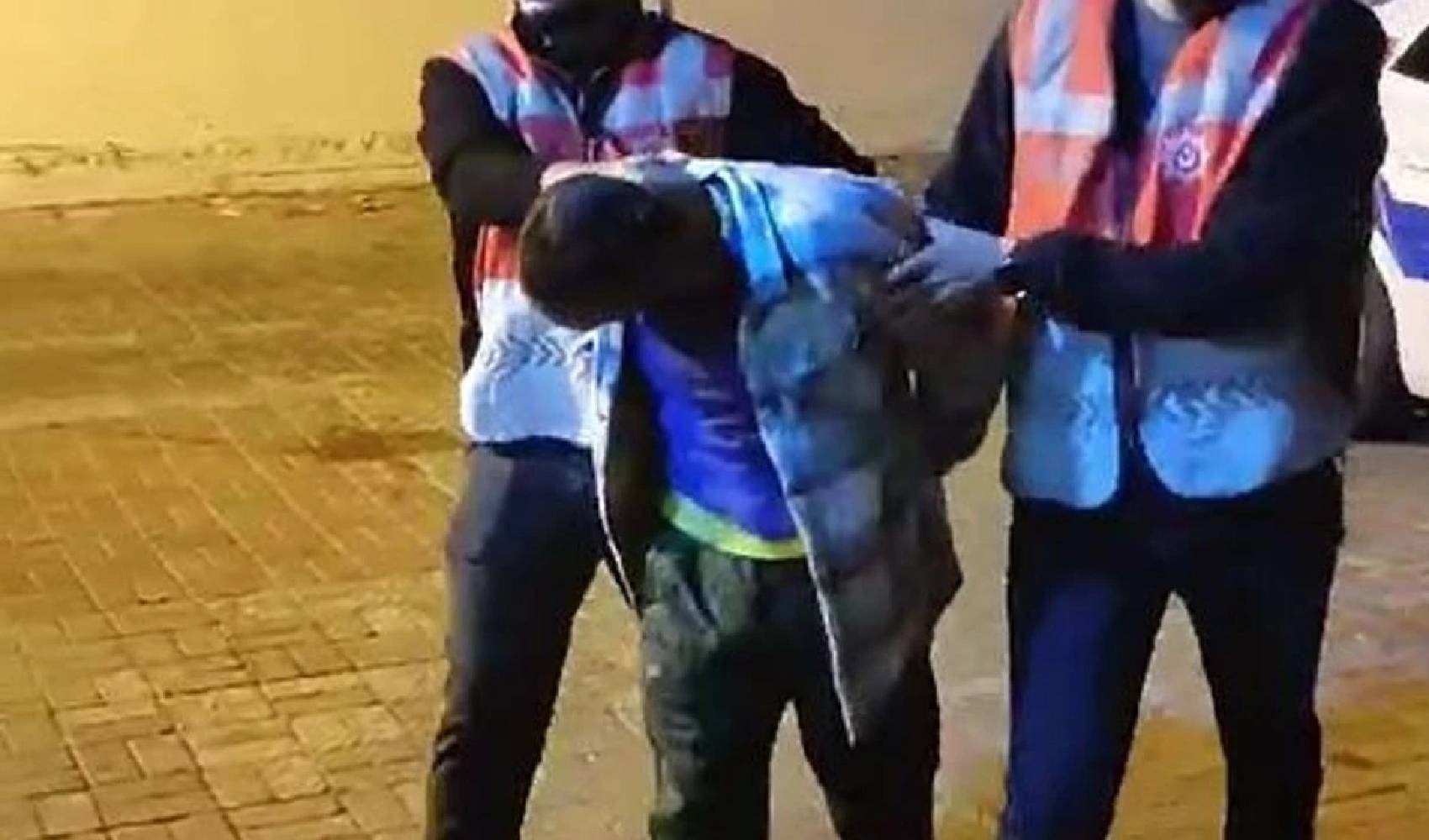 Famoso attore di serie TV arrestato con l'accusa di furto!