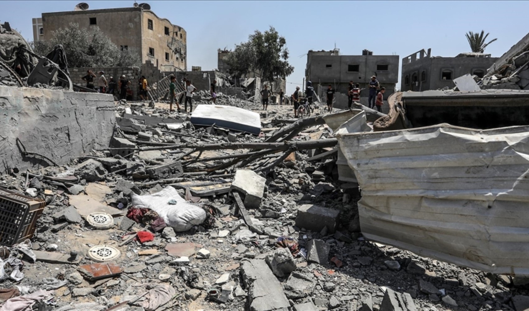Israele continua a colpire i civili a Gaza: almeno 84 morti, di cui 50 bambini, e decine di feriti