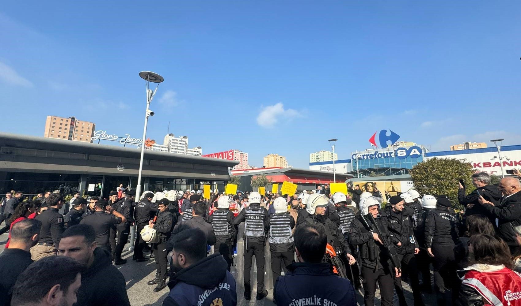 Esenyurt'ta Ahmet Özer için yapılan gösteriye polis müdahalesi