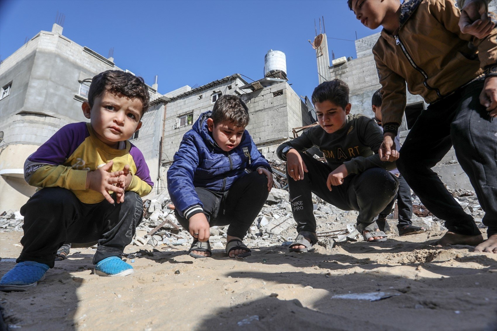 İsrail saldırılarına rağmen çocuklar yıkık binalarda oynuyor