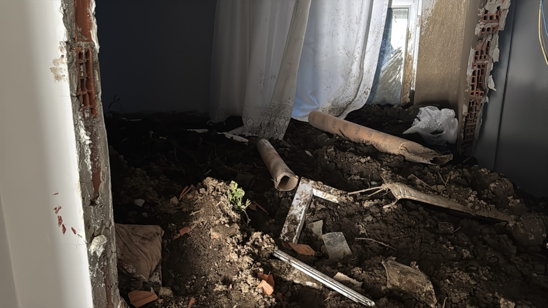 A Rize, dopo la frana, i cittadini evacuano le proprie case sotto il controllo dell'AFAD