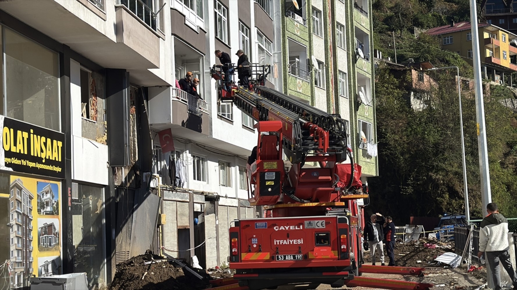 A Rize, dopo la frana, i cittadini evacuano le proprie case sotto il controllo dell'AFAD