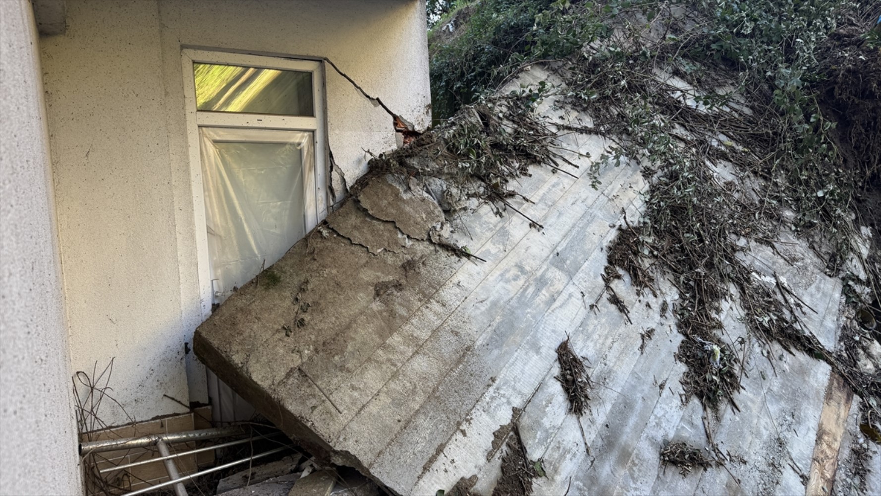 A Rize, dopo la frana, i cittadini evacuano le proprie case sotto il controllo dell'AFAD