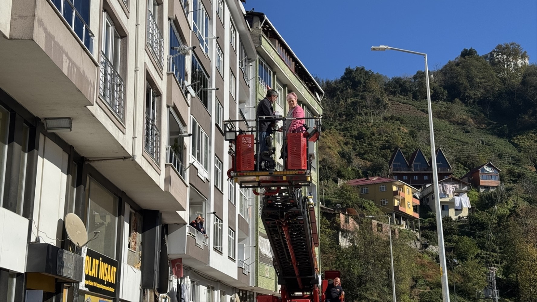 A Rize, dopo la frana, i cittadini evacuano le proprie case sotto il controllo dell'AFAD
