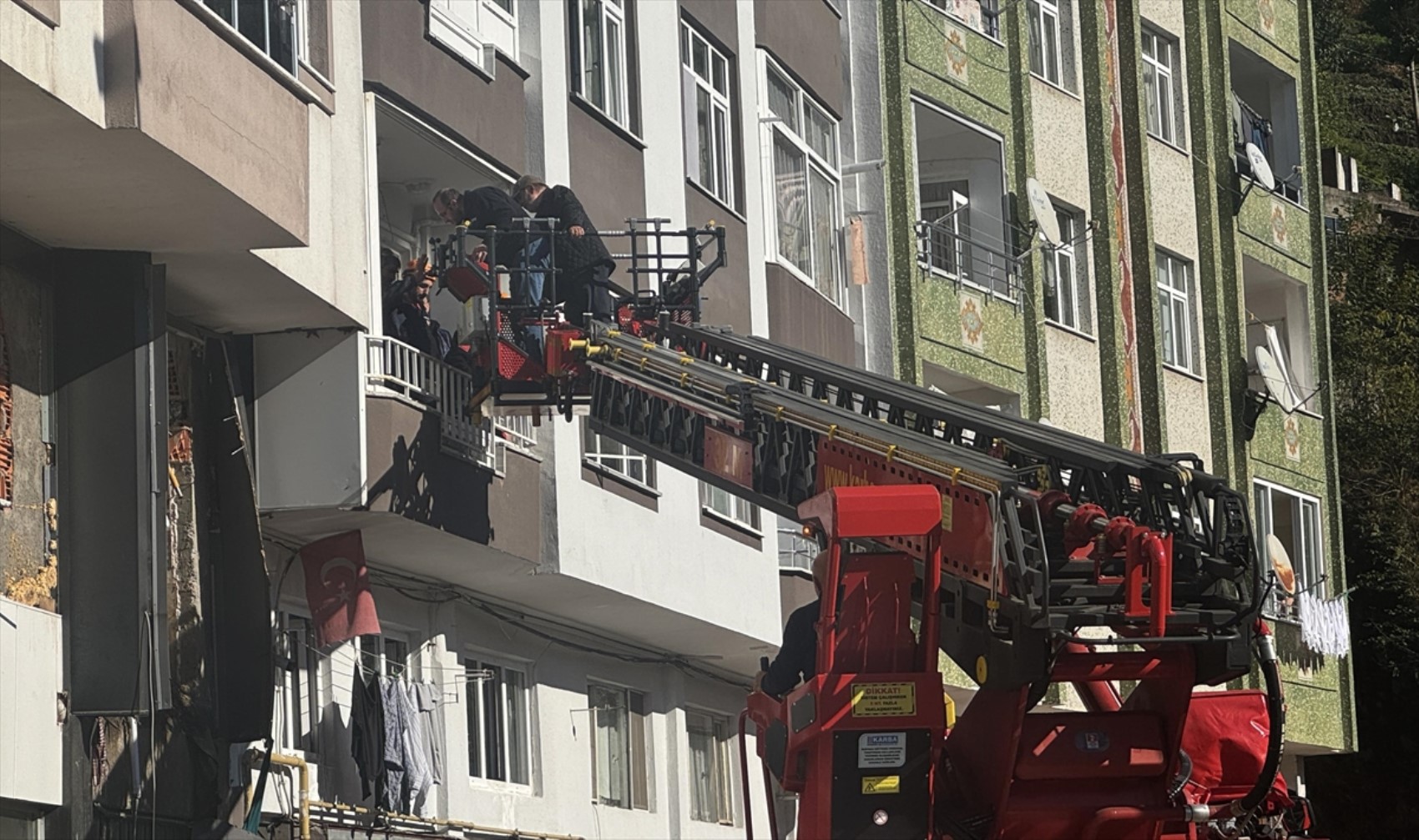 A Rize, dopo la frana, i cittadini evacuano le proprie case sotto il controllo dell'AFAD