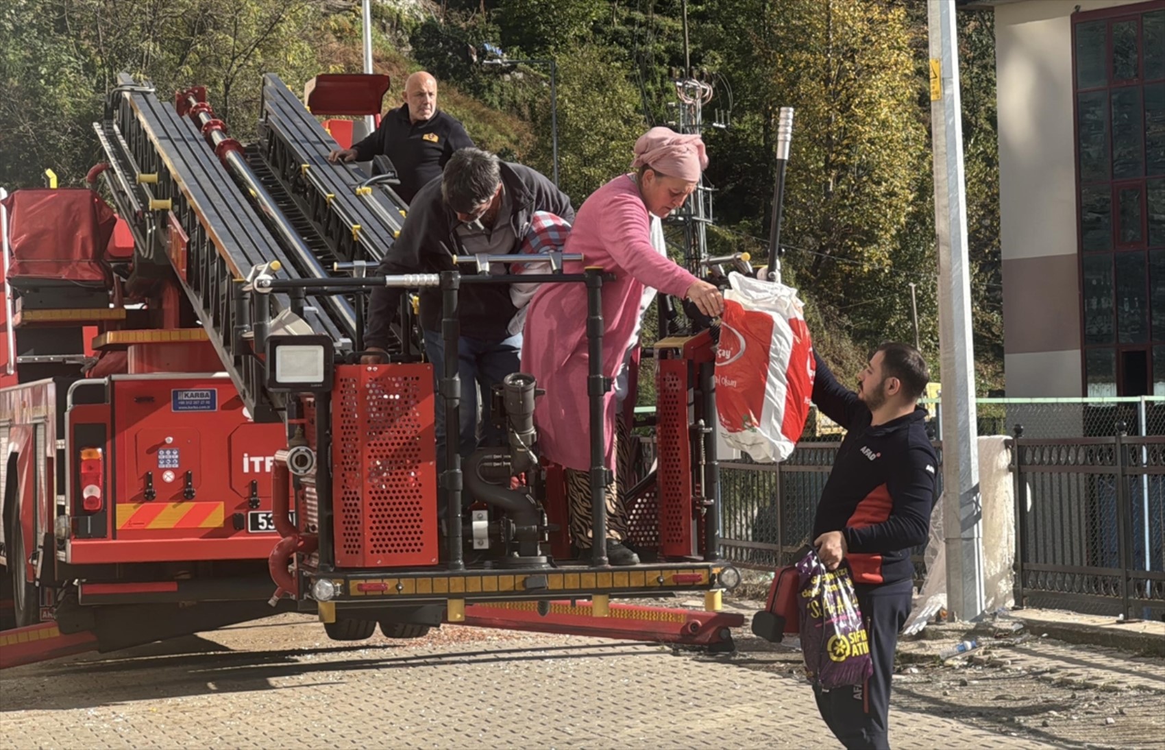 A Rize, dopo la frana, i cittadini evacuano le proprie case sotto il controllo dell'AFAD
