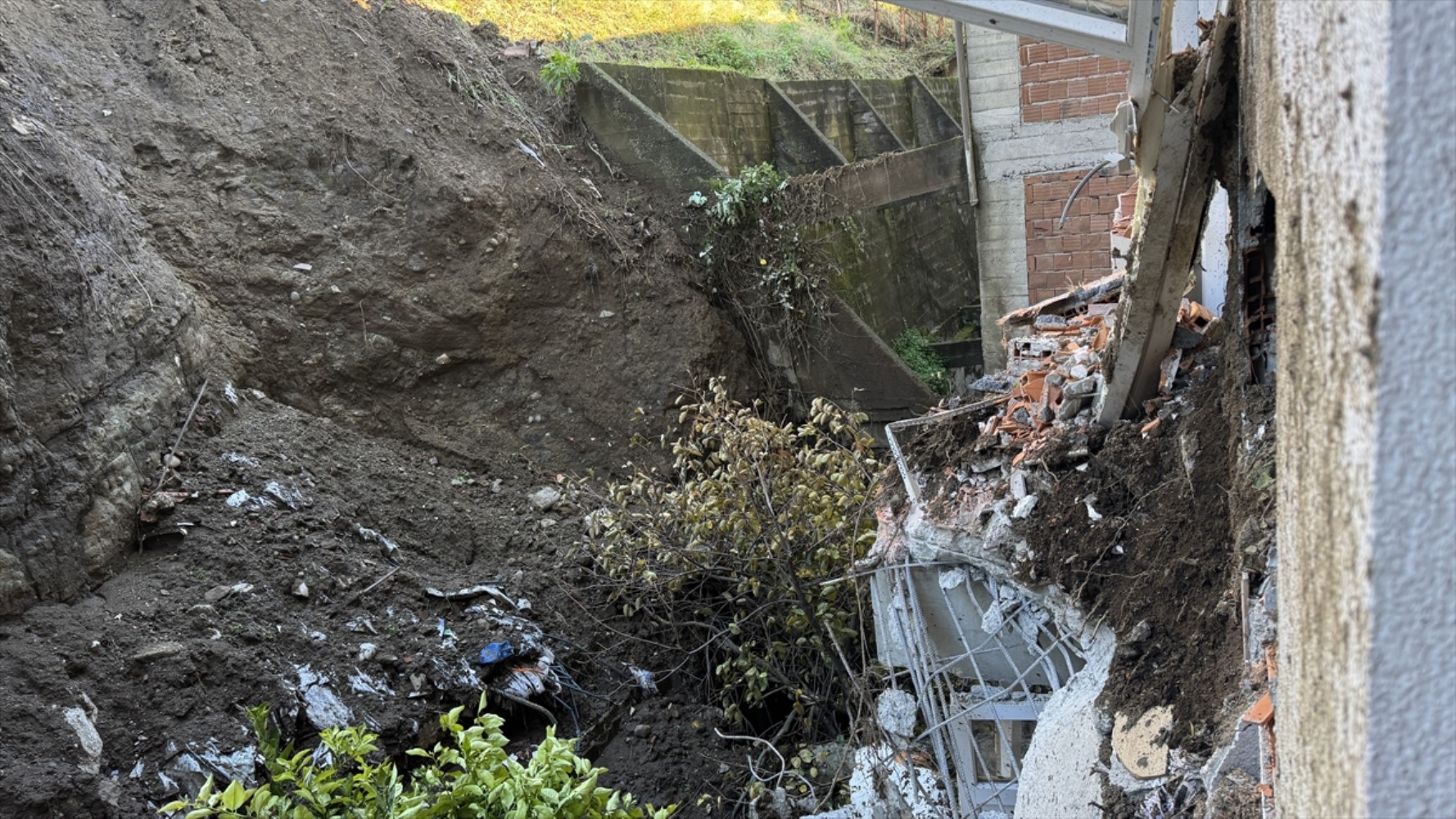 A Rize, dopo la frana, i cittadini evacuano le proprie case sotto il controllo dell'AFAD