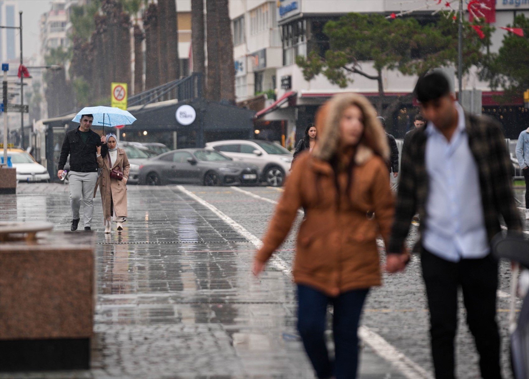 Antalya'da turuncu kodlu uyarı: 6 ilçede eğitime 1 gün ara verildi