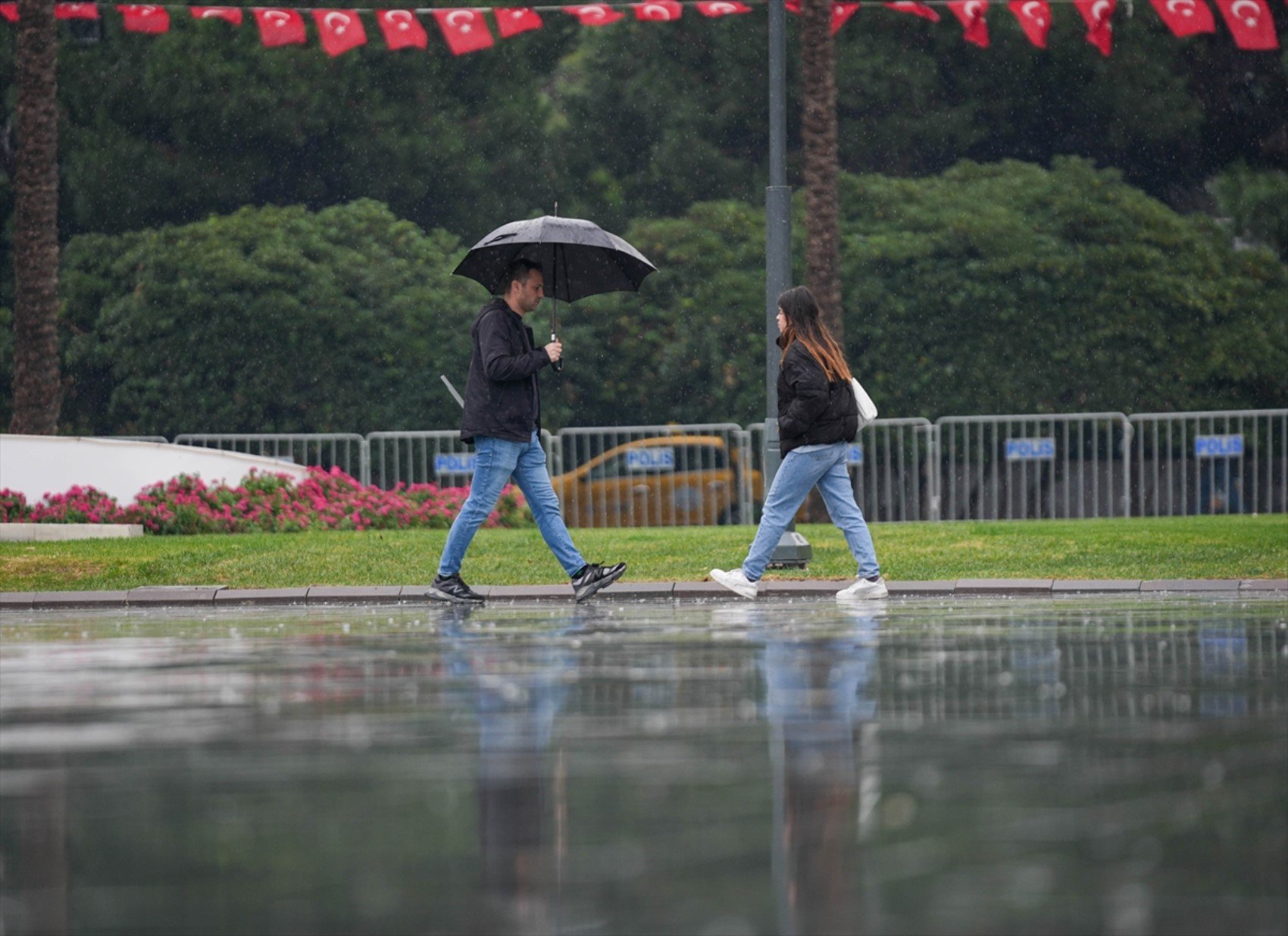 Antalya'da turuncu kodlu uyarı: 6 ilçede eğitime 1 gün ara verildi