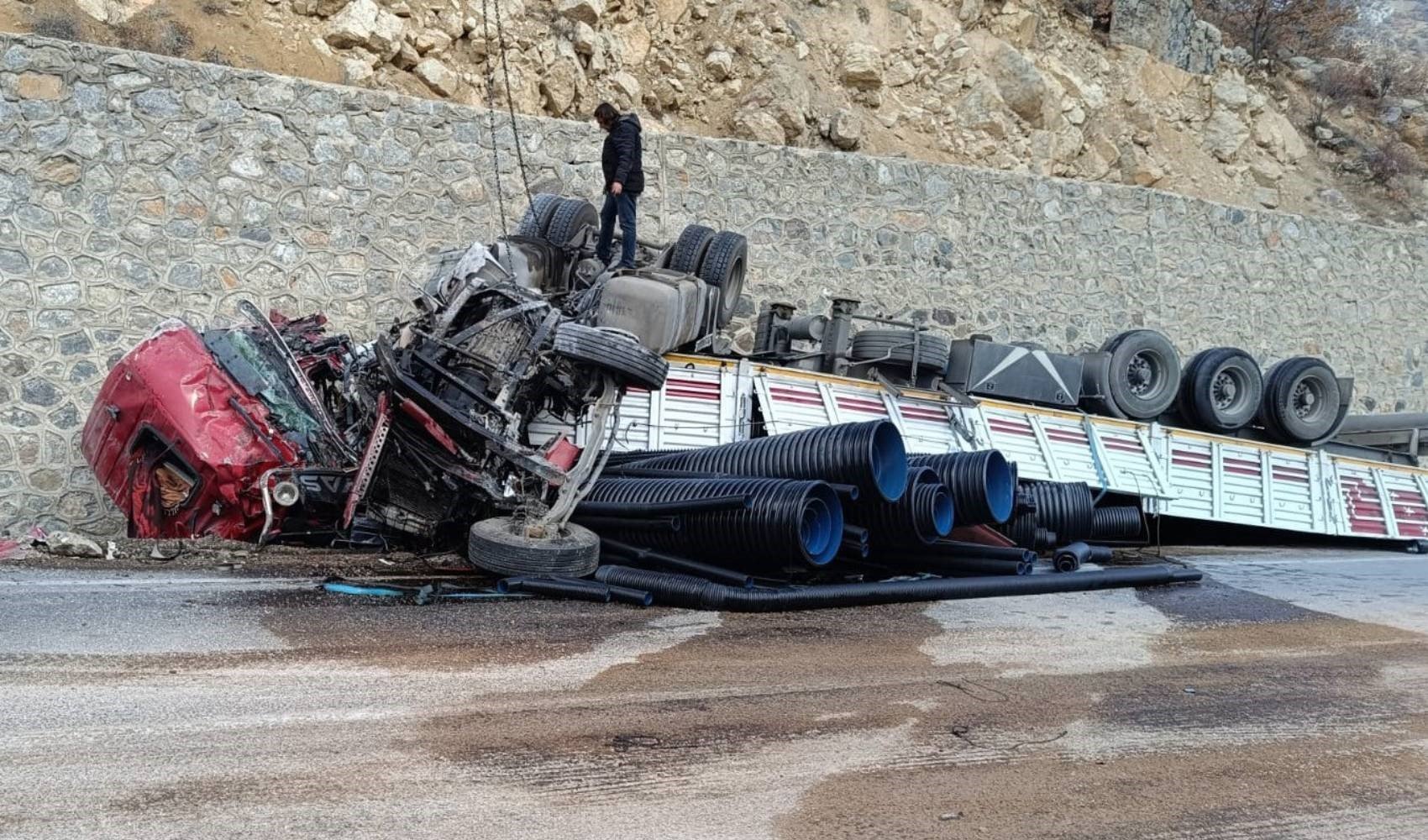 Gümüşhane'de boru yüklü TIR kontrolden çıktı: TIR sürücüsü ağır yaralandı