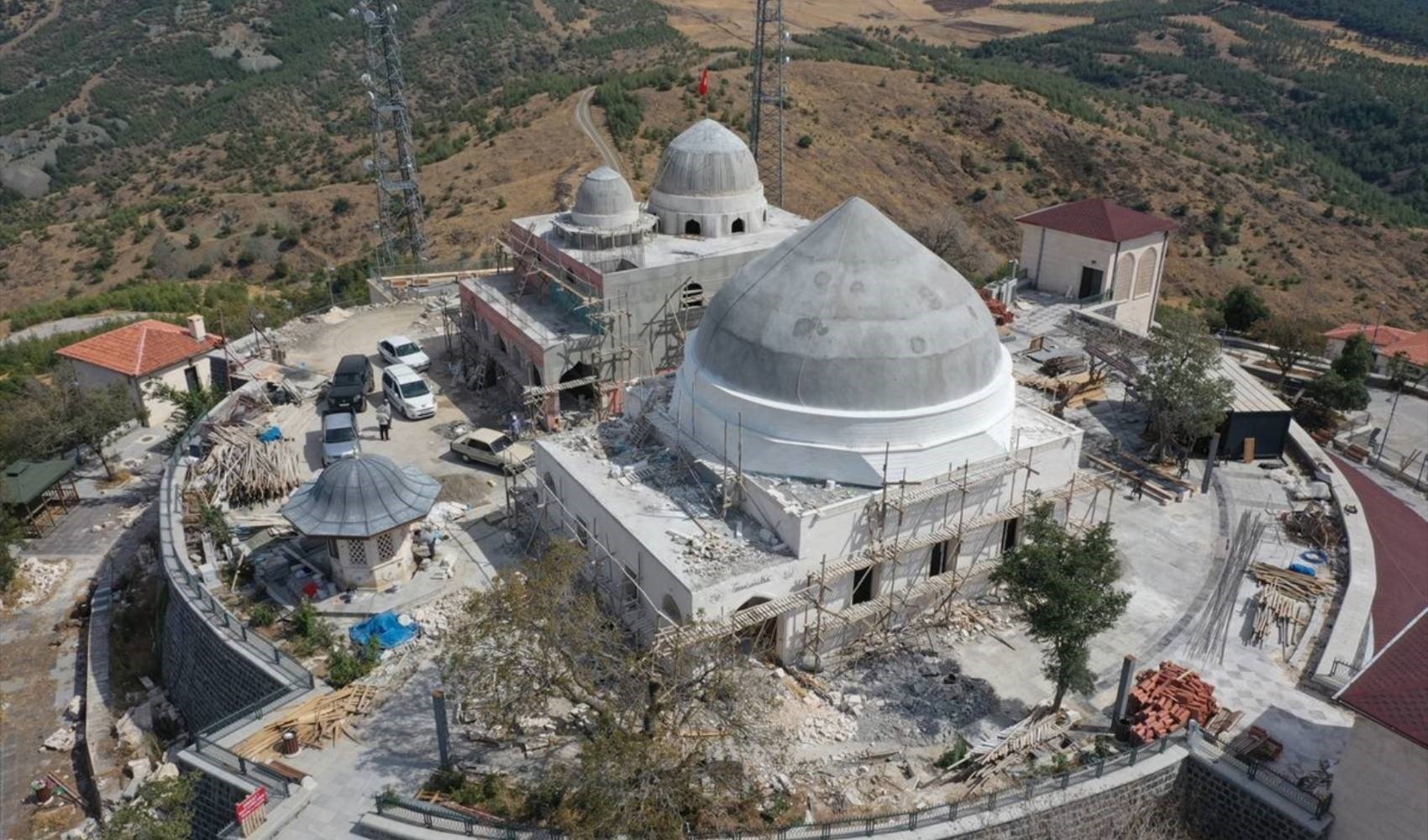 Depremde yıkılan Hazreti Ukkaşe Türbesi yeniden yapılıyor