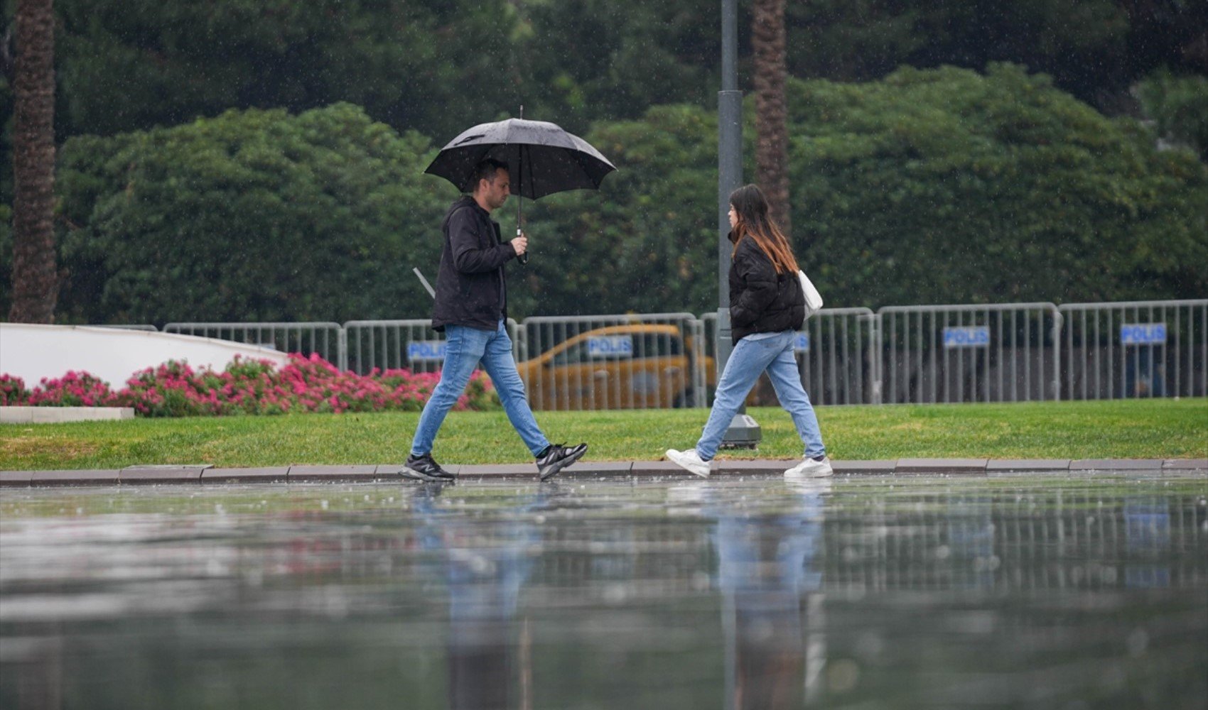 Antalya'da turuncu kodlu uyarı: 6 ilçede eğitime 1 gün ara verildi